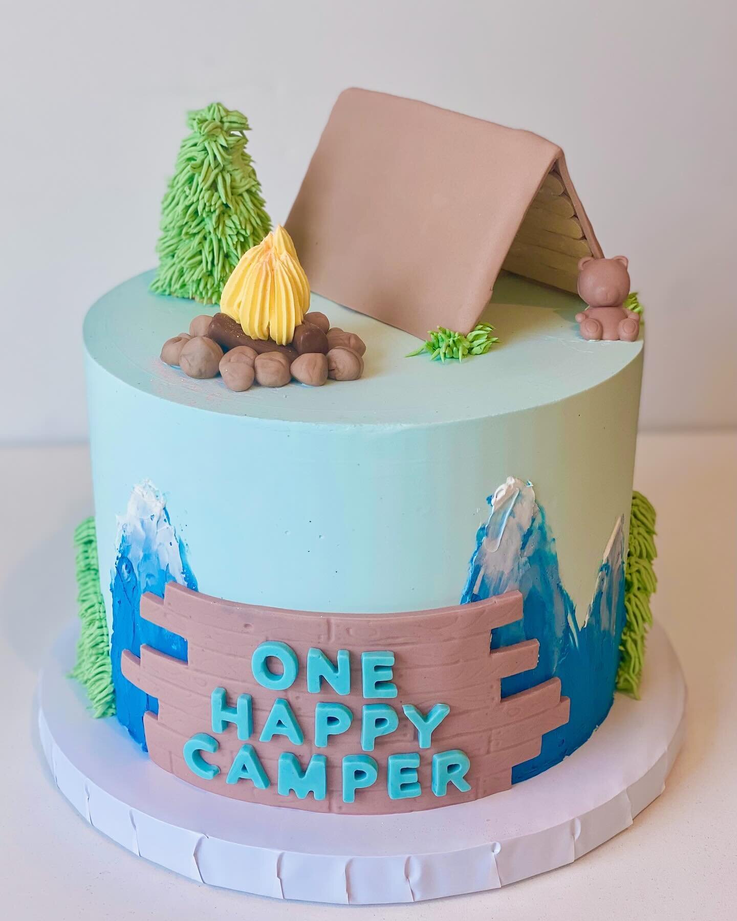 Home is where your tent is
🏕️ 
🔥 
🌲 
#baking #dessert #cupcake #macarons #instagood #royalicing #cake #bakedgoods  #pastrychef #foodstyling #picoftheday #cutecake #ganache #thatsdarling #buttercream #bakery #justbaked #chef #desserttable #buttercr