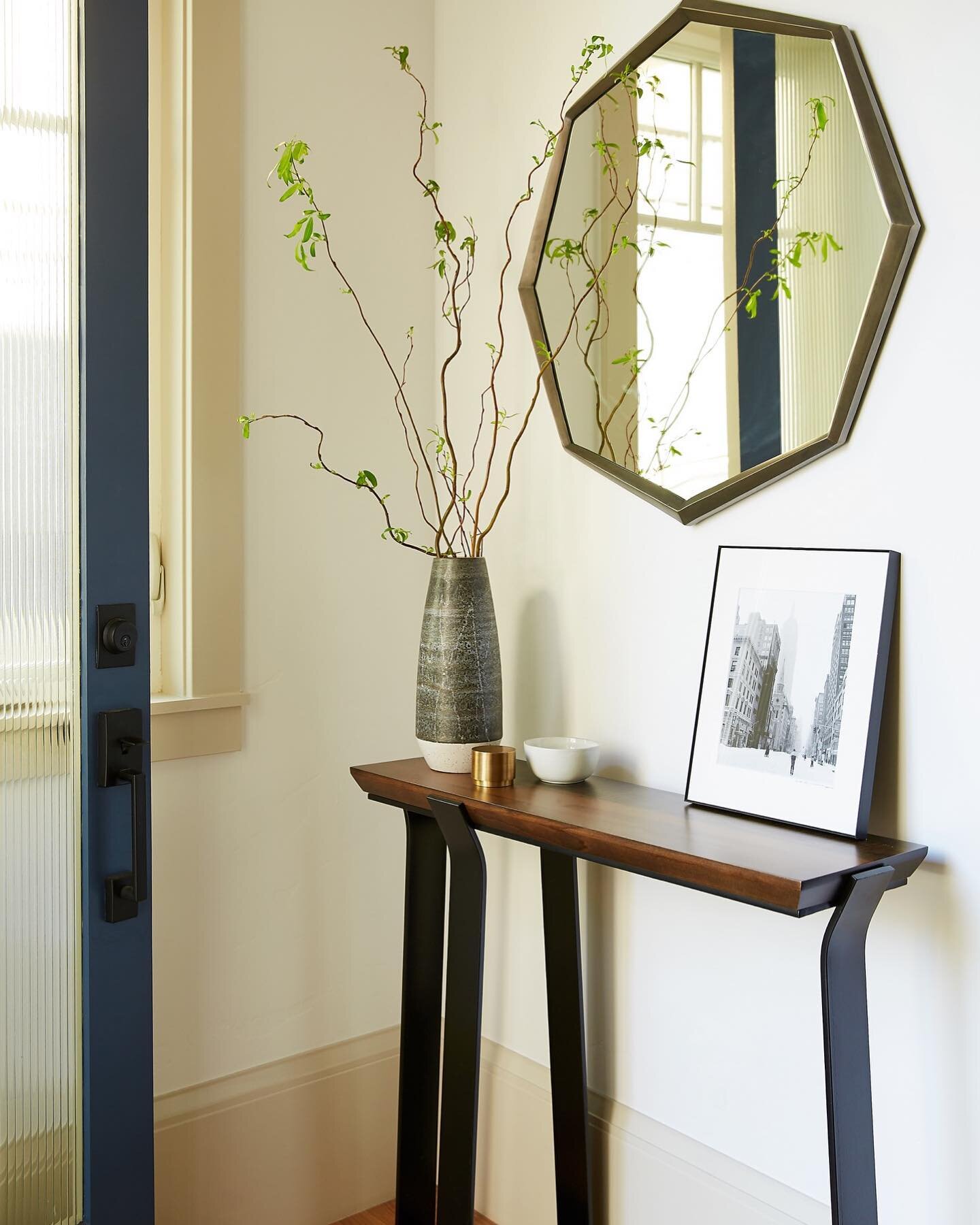 Finally! Open the doors and windows. Let some fresh air in. A welcome change from our smoky skies. And how pretty is this  little entry from our relaxed, masculine Oakland project featured in Homes &amp; Gardens digital earlier this year. Photo by @l