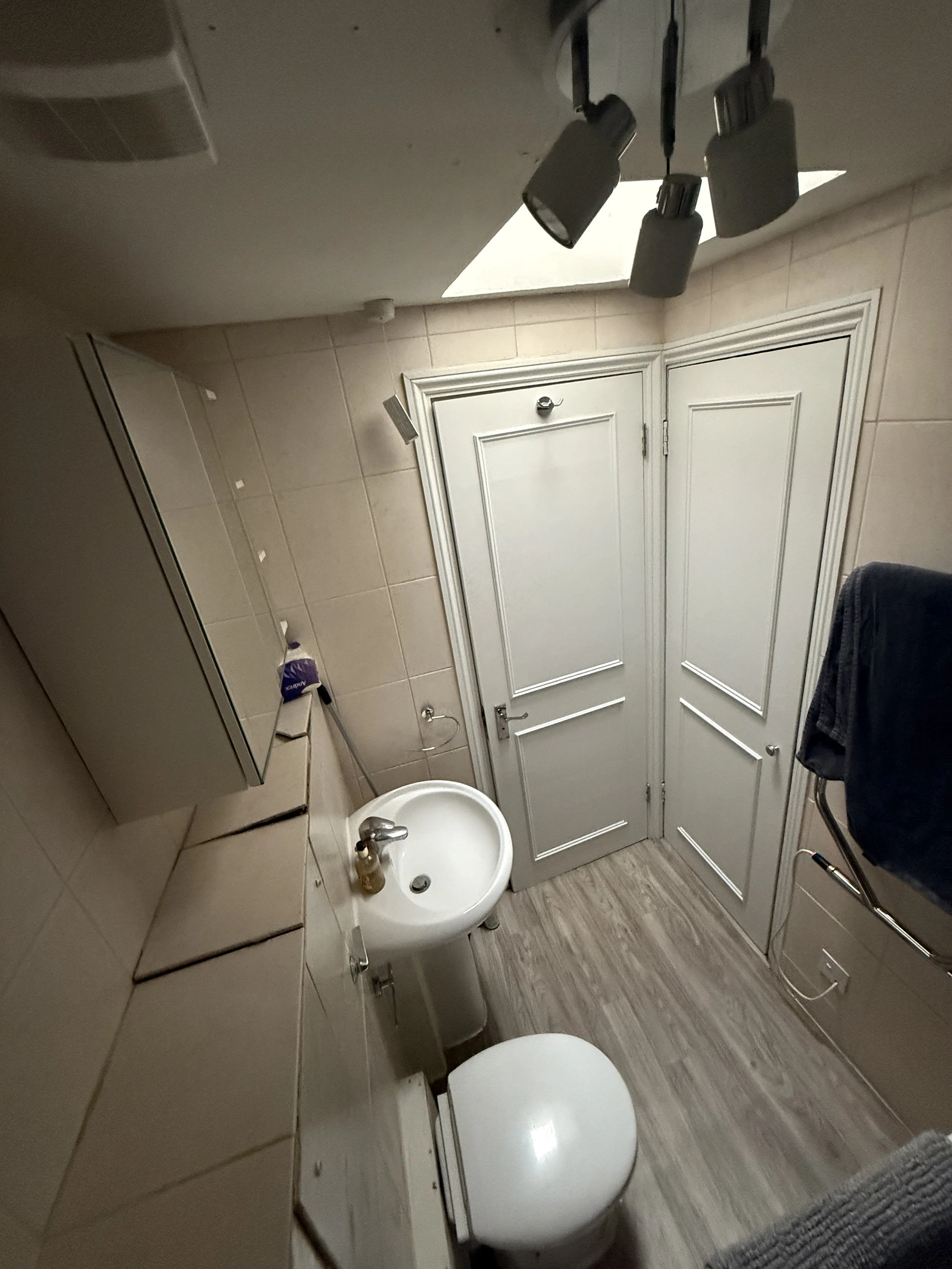 london-studio-bathroom-corner-view-doors.jpg