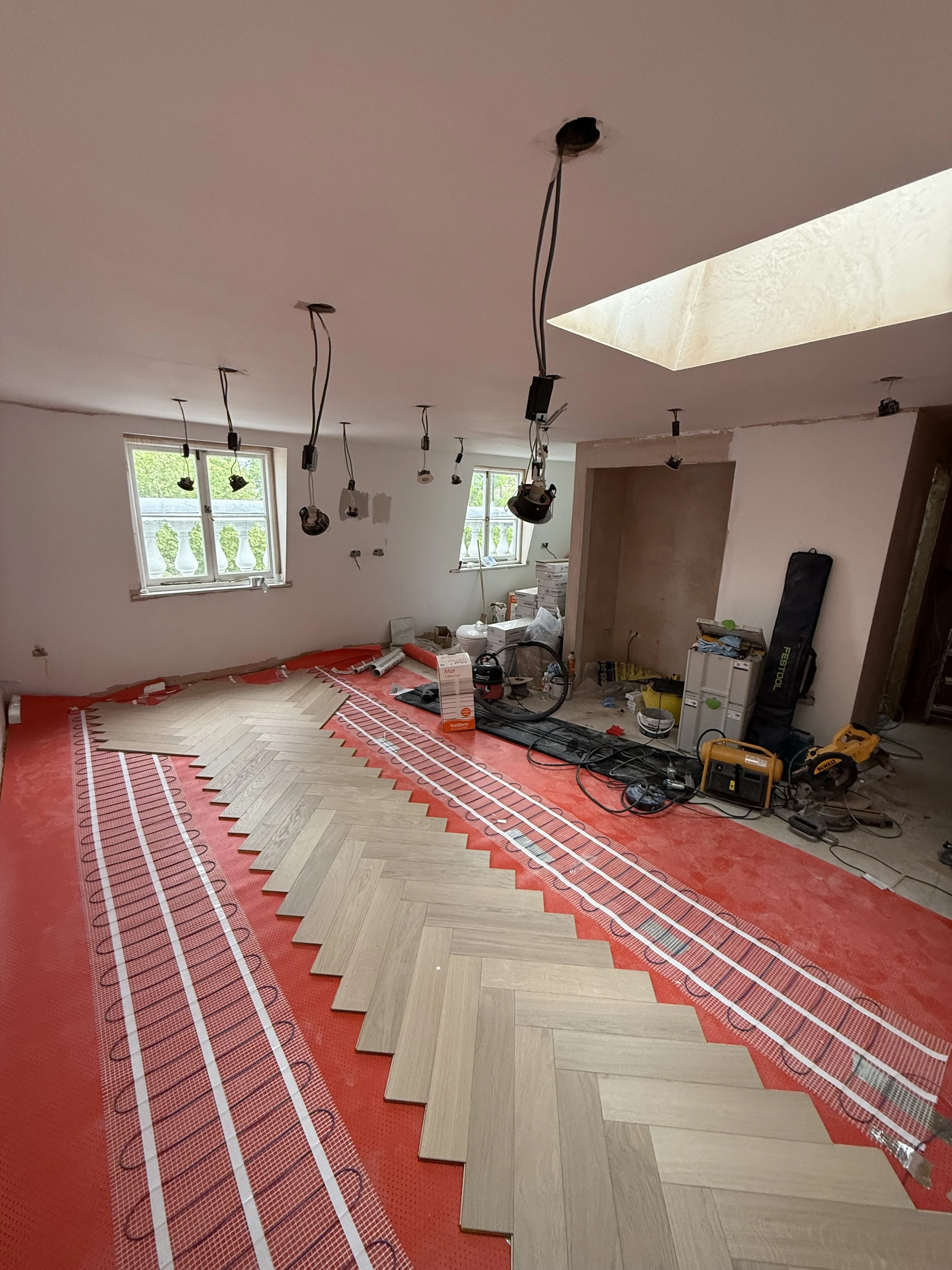 Wide of the flooring being laid without compound .jpeg