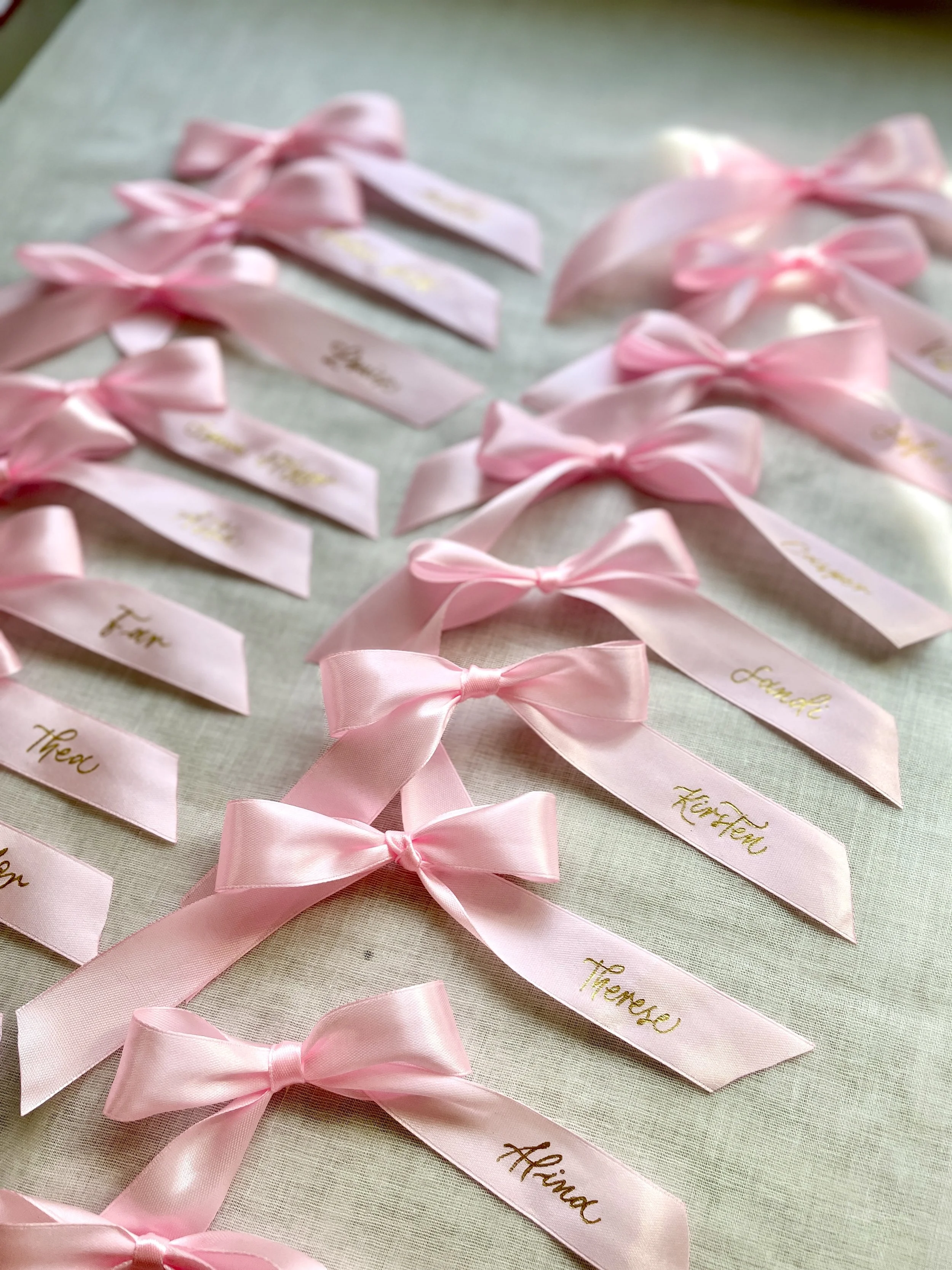 Sløjfer med navne (Satin Bows with Names)
