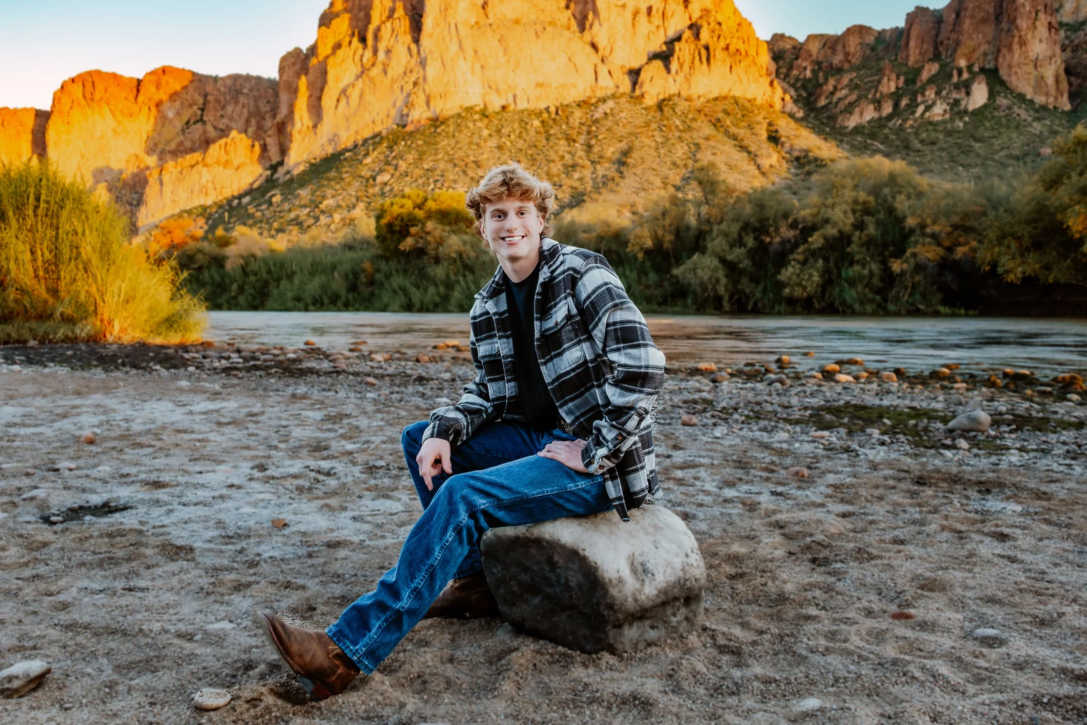 Salt-River-Mesa-AZ-Senior-Sunset-Photoshoot-41.jpg