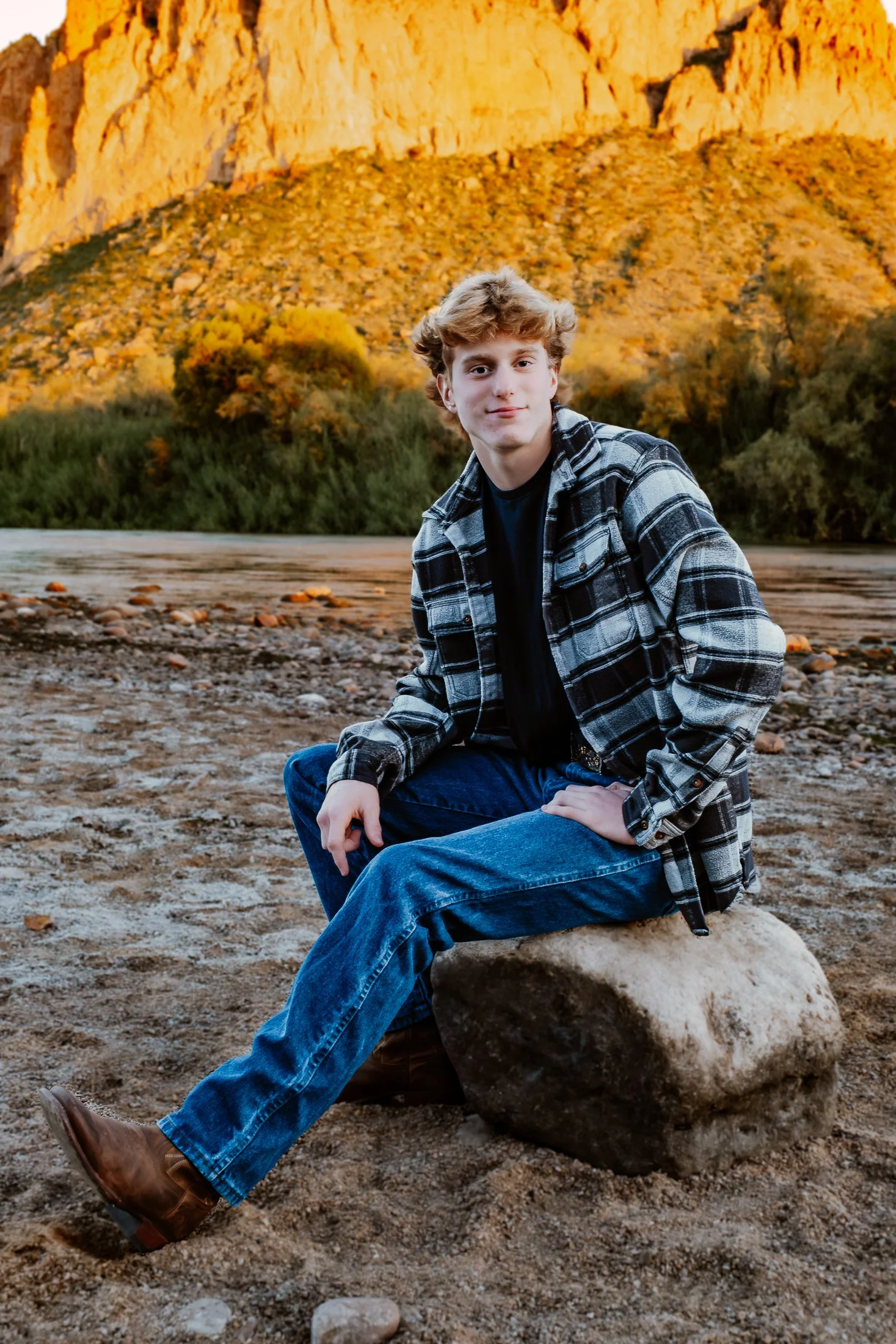 Salt-River-Mesa-AZ-Senior-Sunset-Photoshoot-40.jpg
