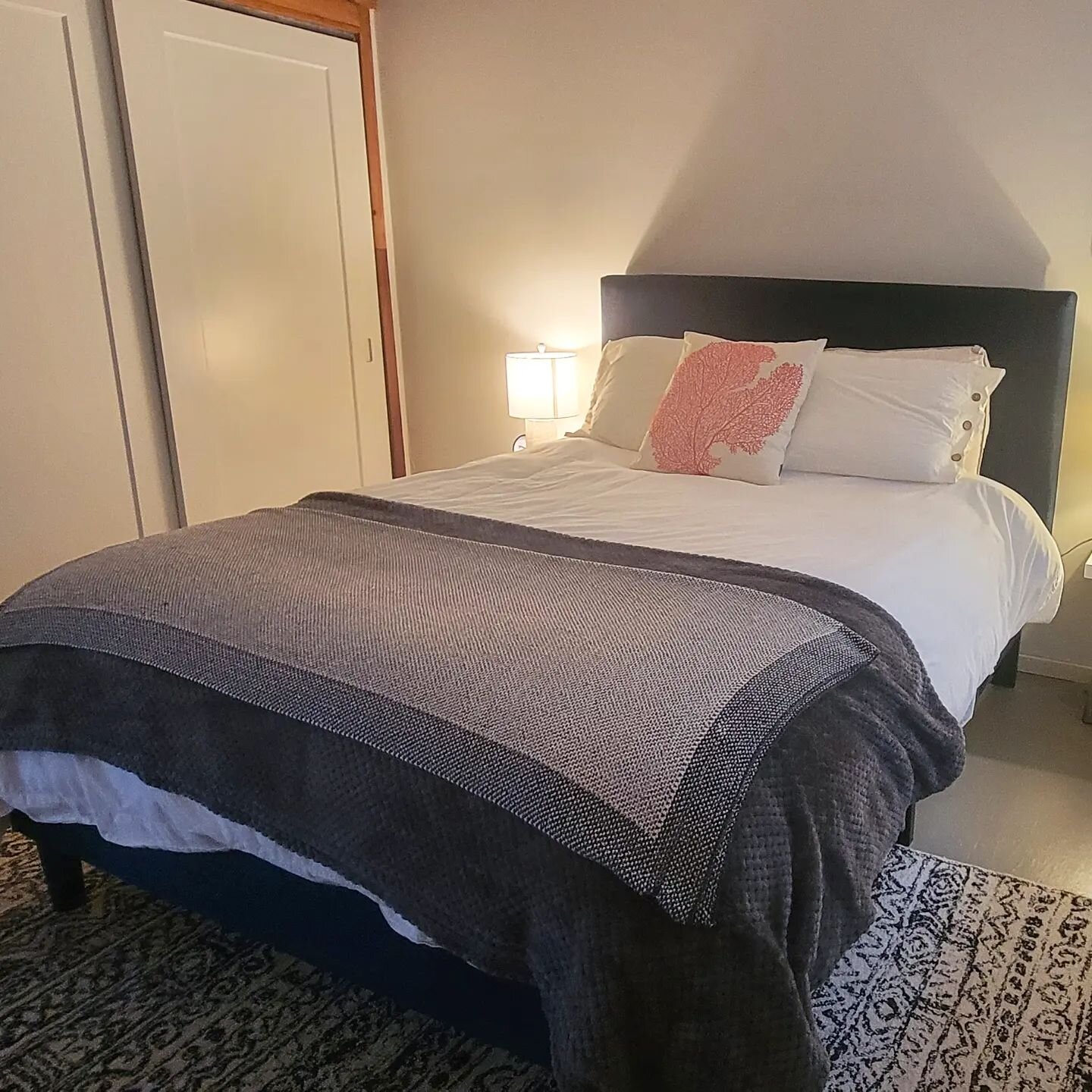 The cabin got a new bed. Does it look comfy? It is!!

#newbed #vashon #vashonvacationrental #vashonislandlife #islandlife #isthmuslife #islandtime #islandvacation #quartermastercabin