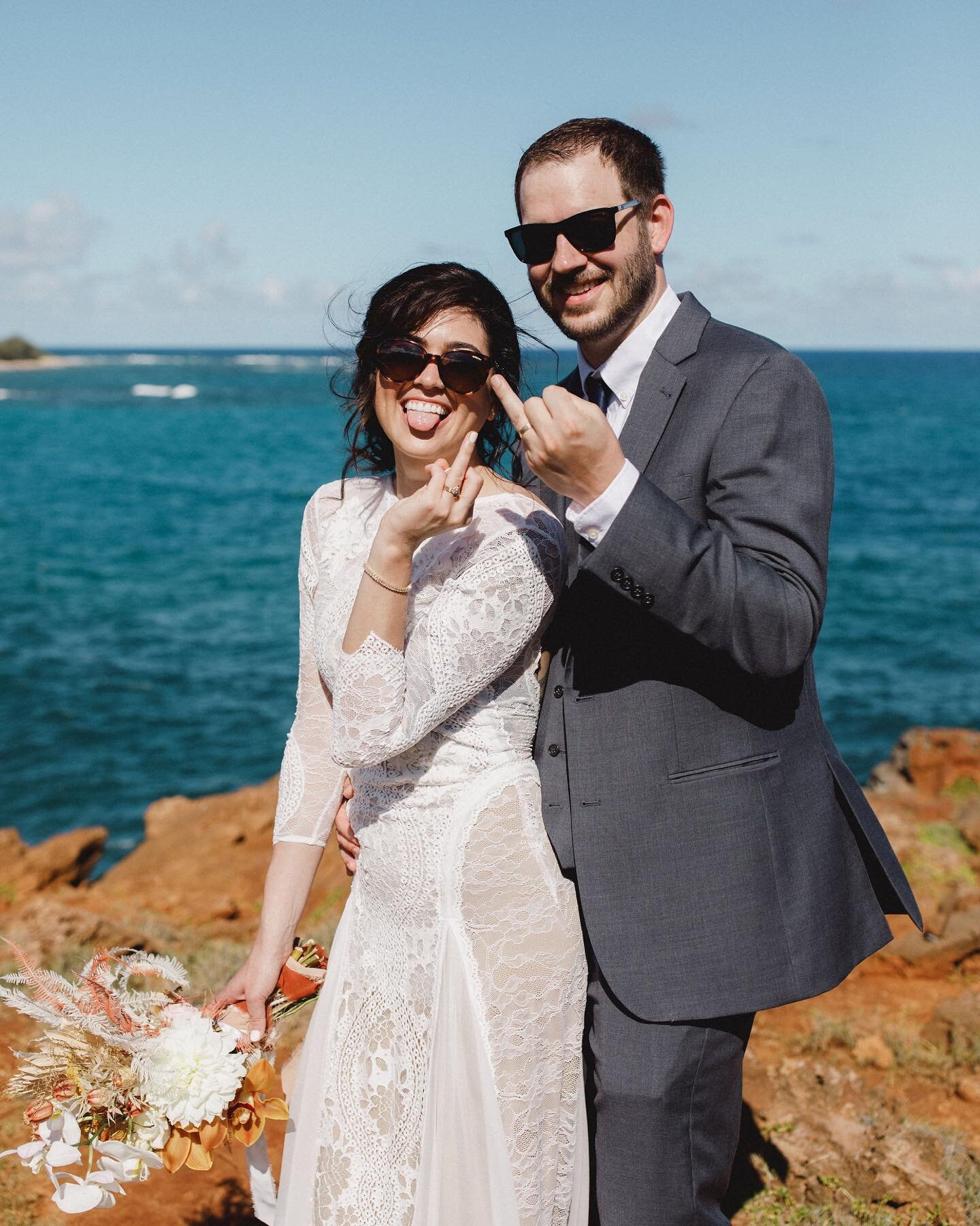 Diving deep into my editing cave today but first wanted to share this dreamy south side elopement with you all. Shooting mid-day used to terrify me until I realized the blues are bluer, the greens, greener and everything is much more vibrant-encapsul