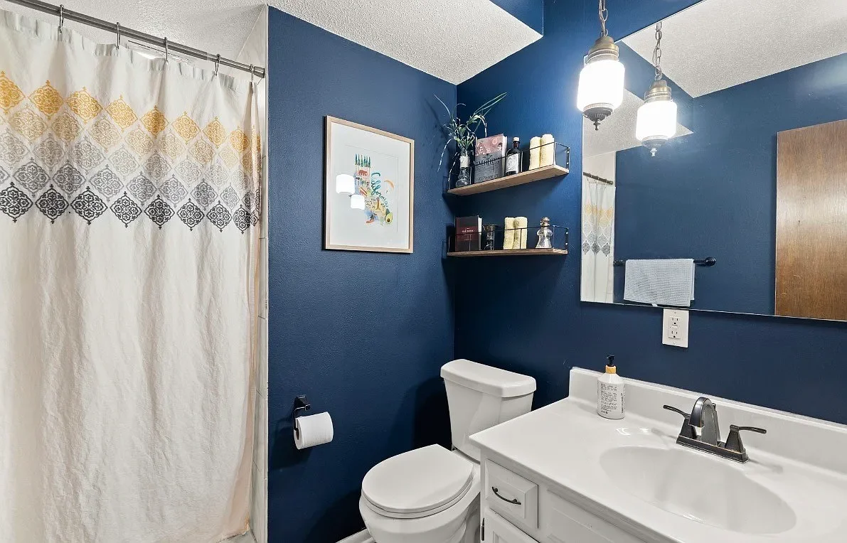 15 - Bathroom 2.webp