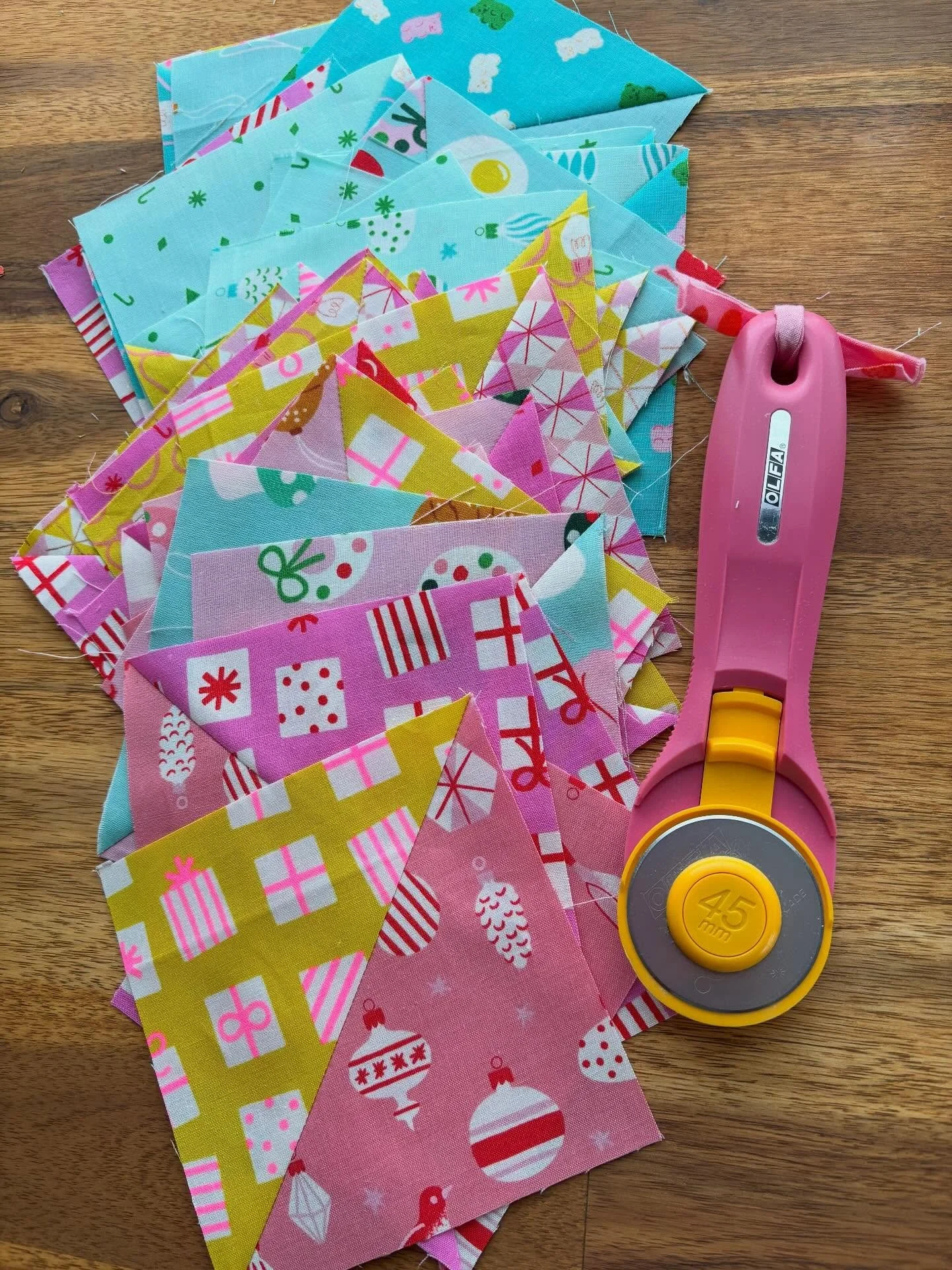 HST, Flying Geese, or Both?! 
The Go and Make pattern is a beginner friendly fat quarter HST and flying geese pattern!