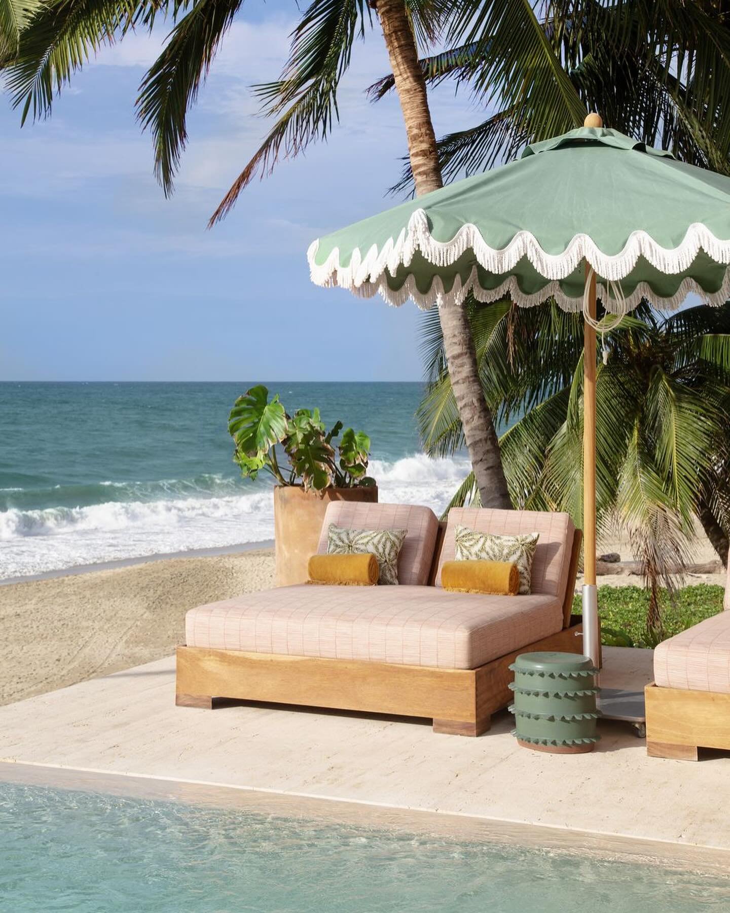 When it came time for designer @summerthorntondesign to select outdoor fabrics for Casa Rosada, her gorgeous new home in Sayulita, Mexico, she needed something durable that would compliment the natural surroundings. She landed on performance fabric f