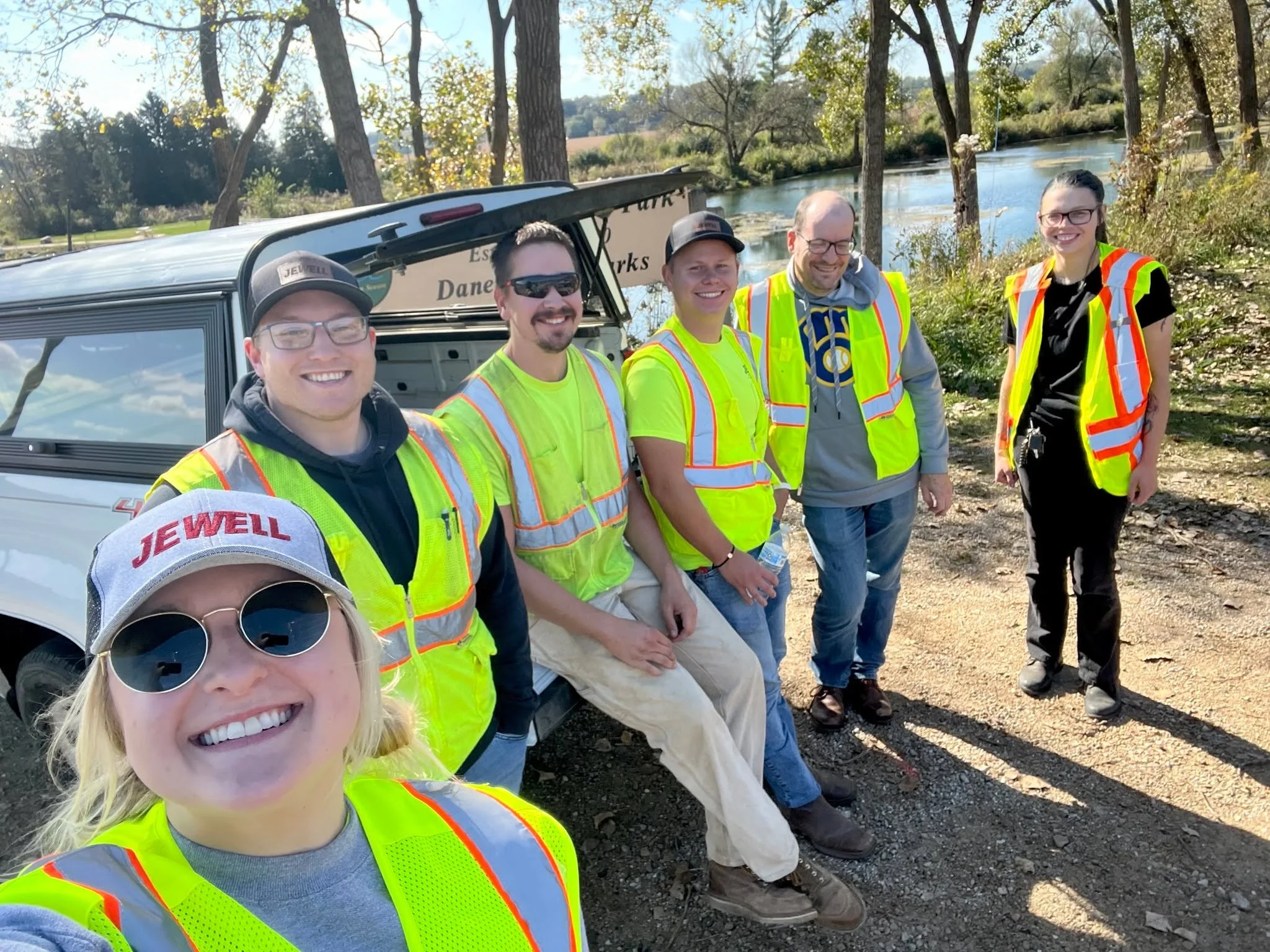 Some of our employees could be spotted keeping the roads spotless this week. Shout out to everyone who helped clean up our highway. Keep up the great work!
#jewell #communityservice #RoadCleanup