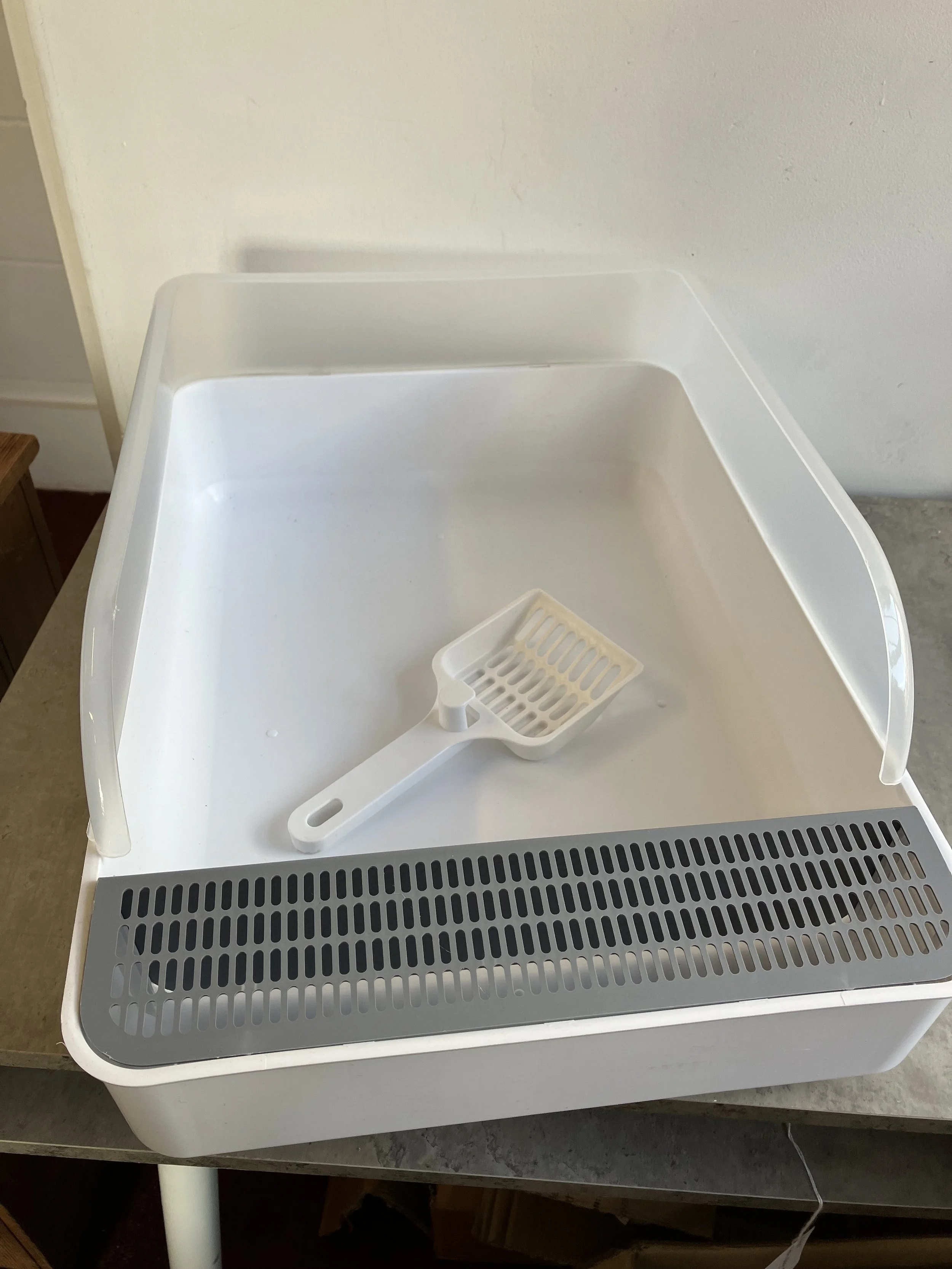 House Additions White and Grey Cat / Pet Litter Tray