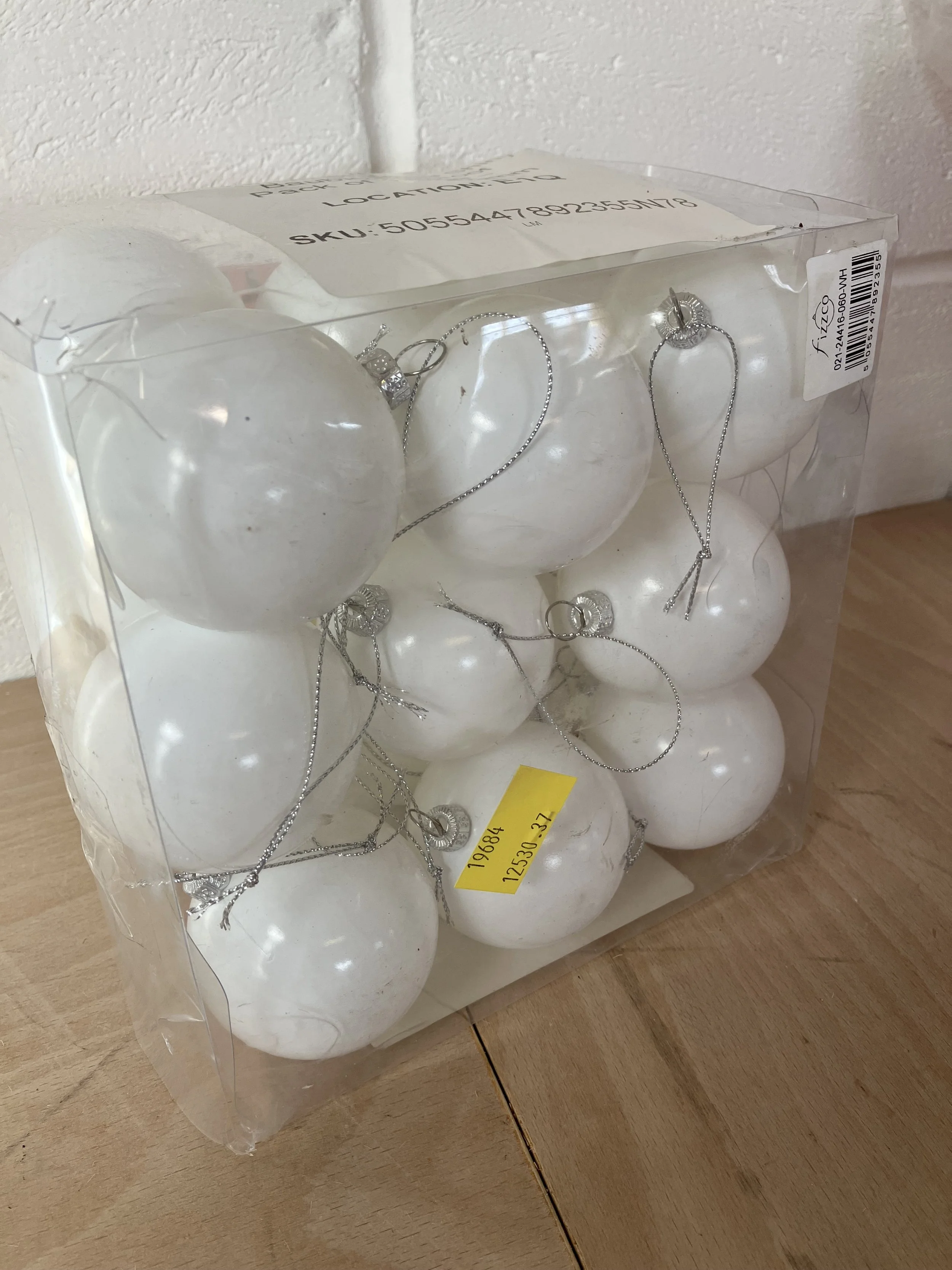 Fizzco Pack of 18 Luxury White Shiny Shatterproof Baubles