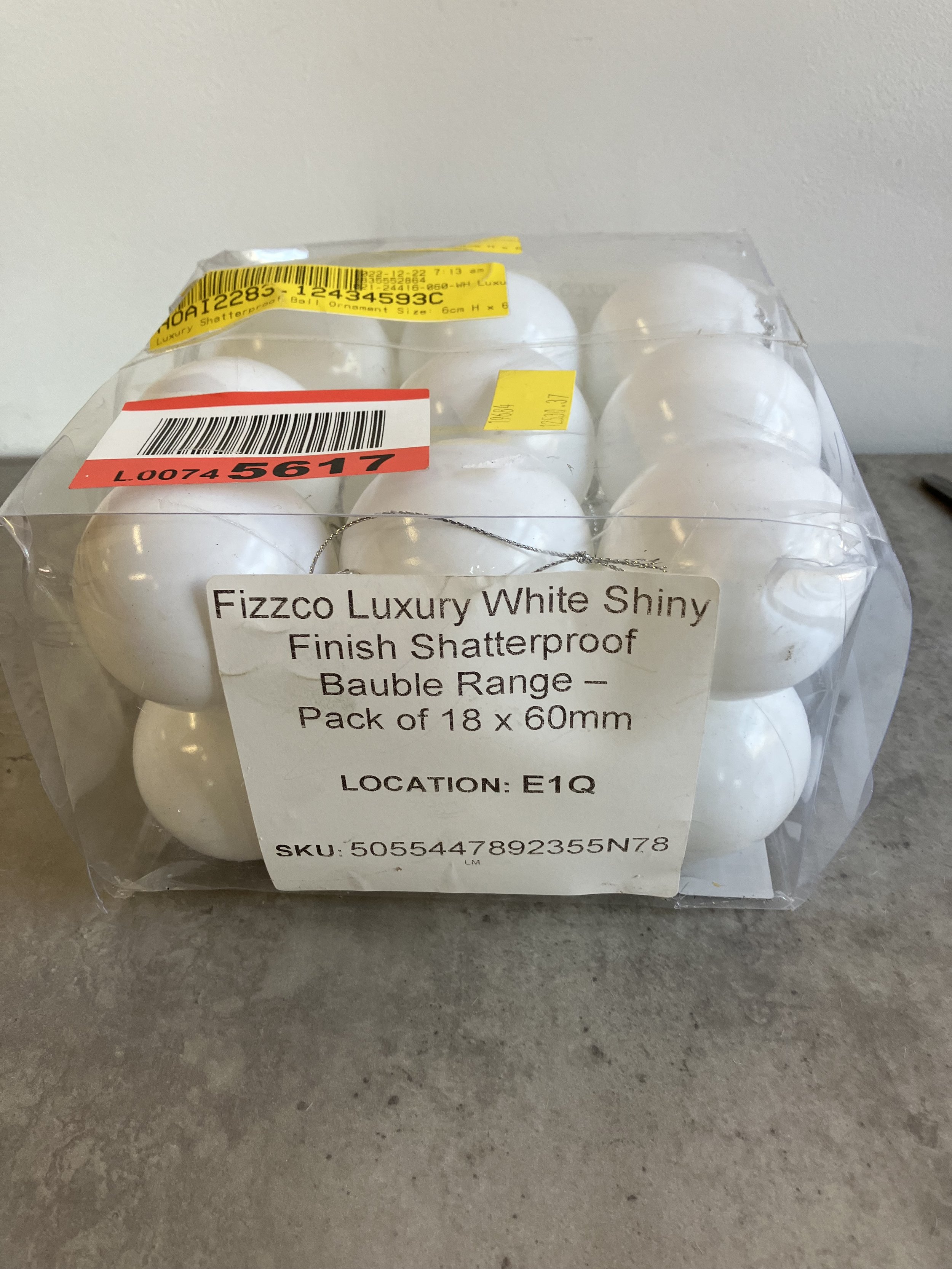 Fizzco Pack of 18 Luxury White Shiny Shatterproof Baubles