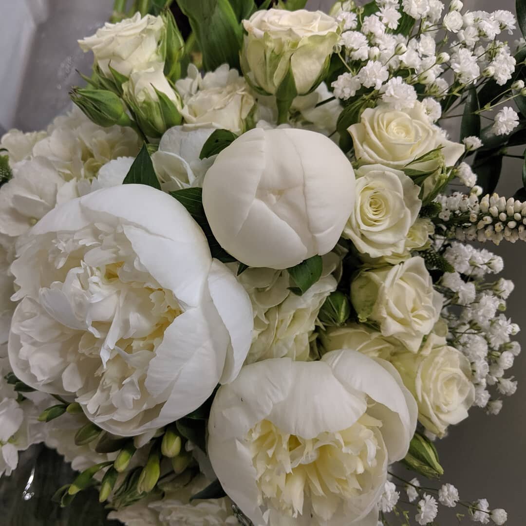 Summer whites. #weddingbouquet #weddingflorist #weddingflowers #blkeyedsusan