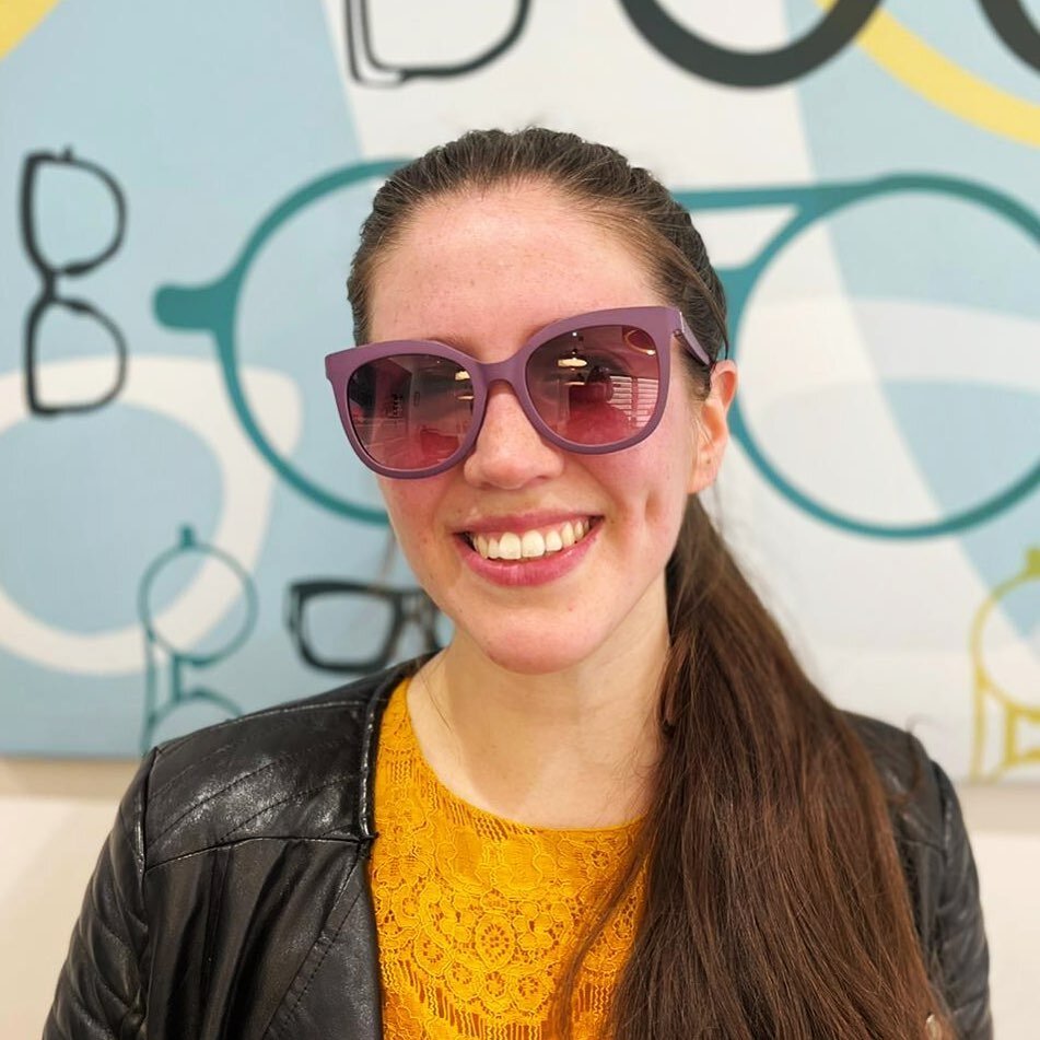 Our glorious competition winner @betzabefalconsolis (as it turns out a fellow @bishyroad trader at @pancitobread no less!) looking absolutely fab in her new @ecoeyewear ocean plastic sunnies!

She came to collect these along with all her other awesom