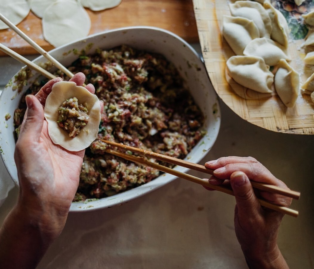 Thursday is moon cake festival and I will be hosting a FREE dumpling class. Join and learn how to make vegetarian dumplings. Link bio!

#dumplings #mooncakefestival #vegetarianasianfood #cheftable #learningathome #cookingathome #cookingathomeisfun #b