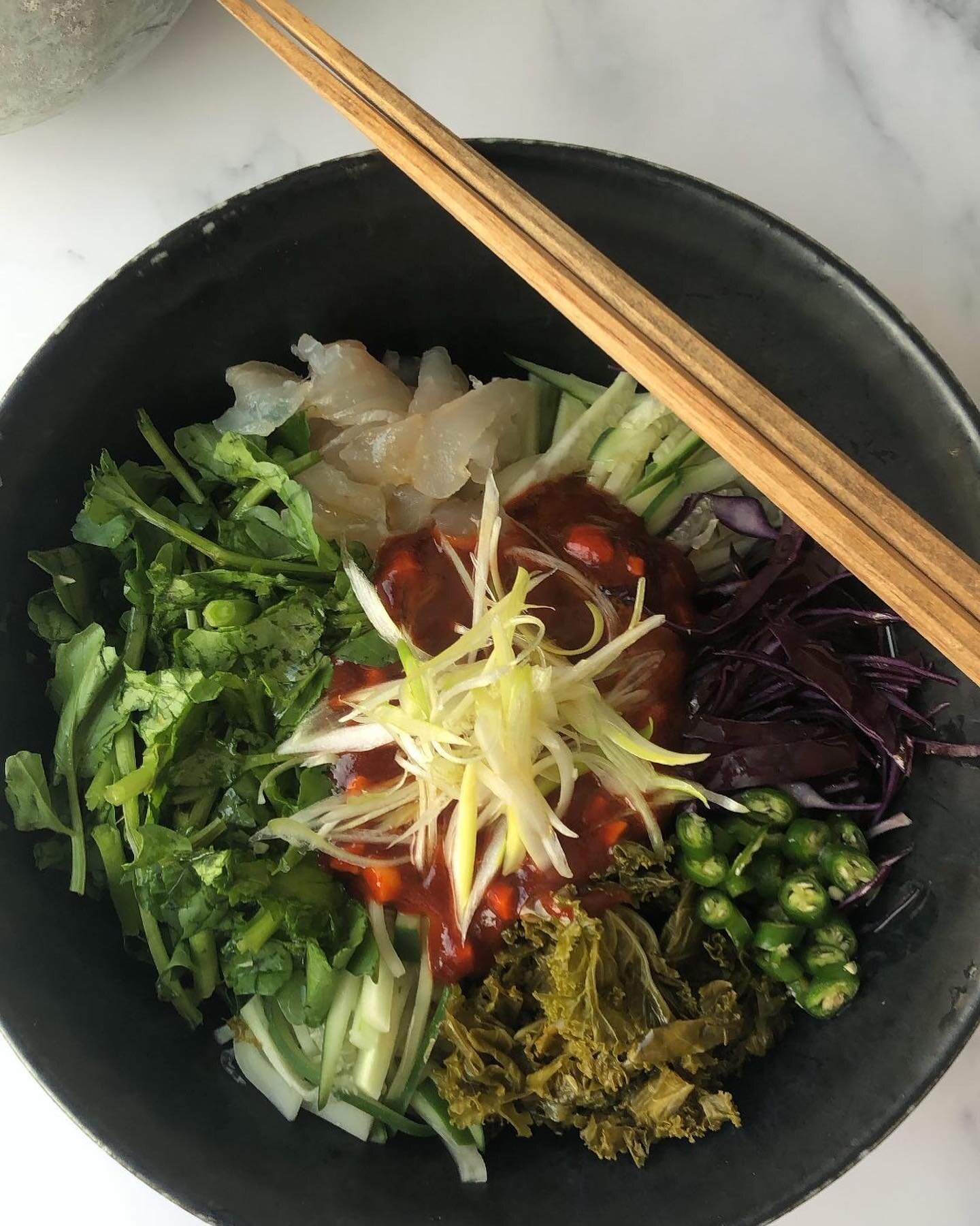 Rice bowl: black bass sashimi, braised kale, watercress, Thai chili, scallion, red cabbage, cucumber, and bibim sauce

#ricebowl #bibimbap #chirashi #healthyeating #healthylifestyle #healthyrecipes #healthydiet #healthylunch #pescatarian #fishandvegg