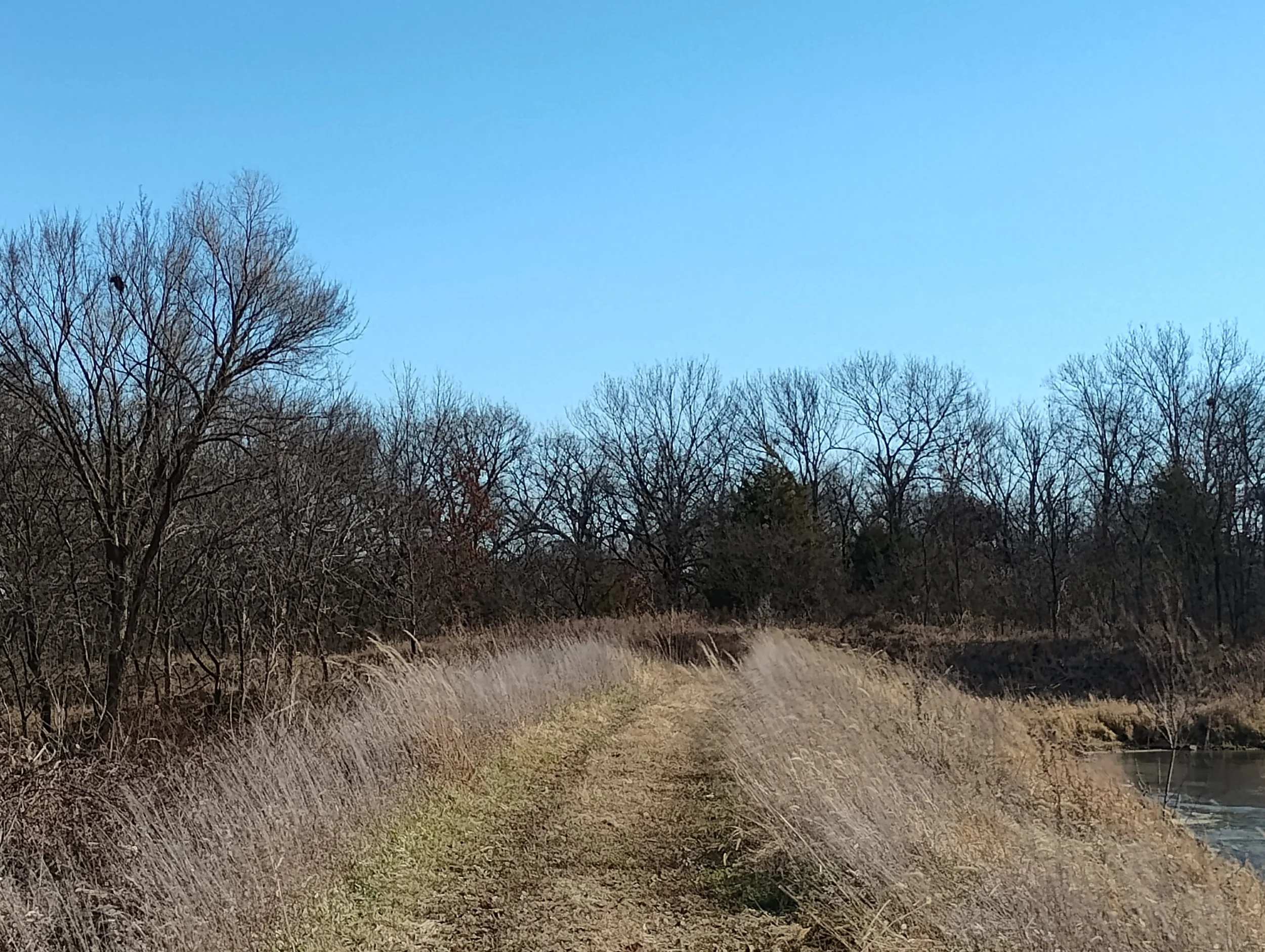 Photo of the dam walkway.