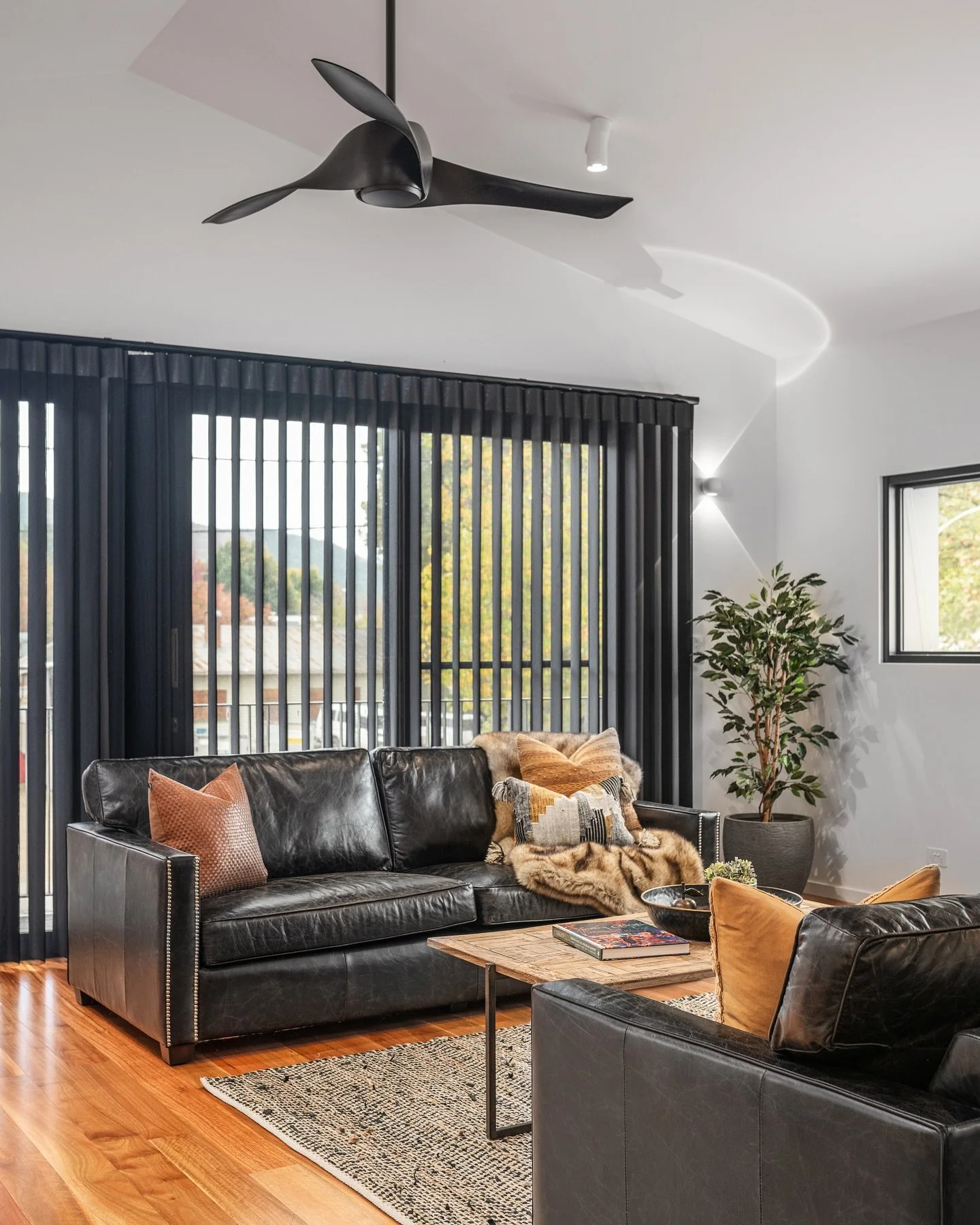 ✔️Location 
✔️Style 
✔️Luxury Comfort 

This is The Olsen Penthouse 🥂✨🩵
Sleeping 6 adults, this apartment is best suited for a group of couples, friends trip away &amp; even work related events as all 3 beds can have either King or Single beds! 

M