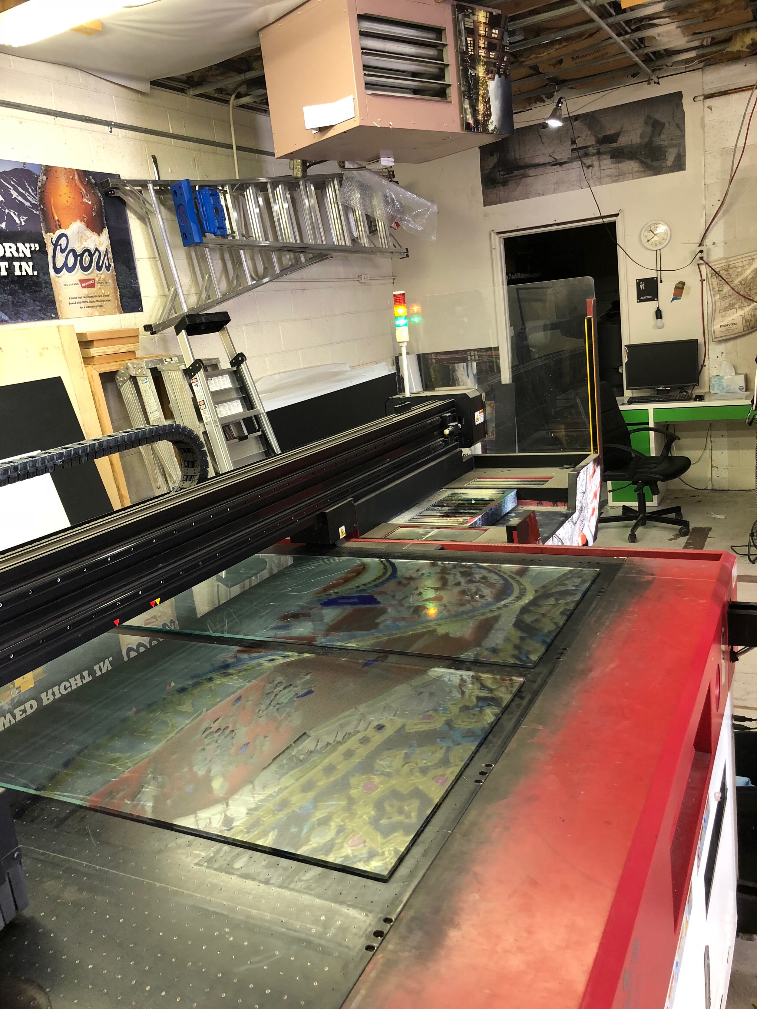 Flat bed UV printer