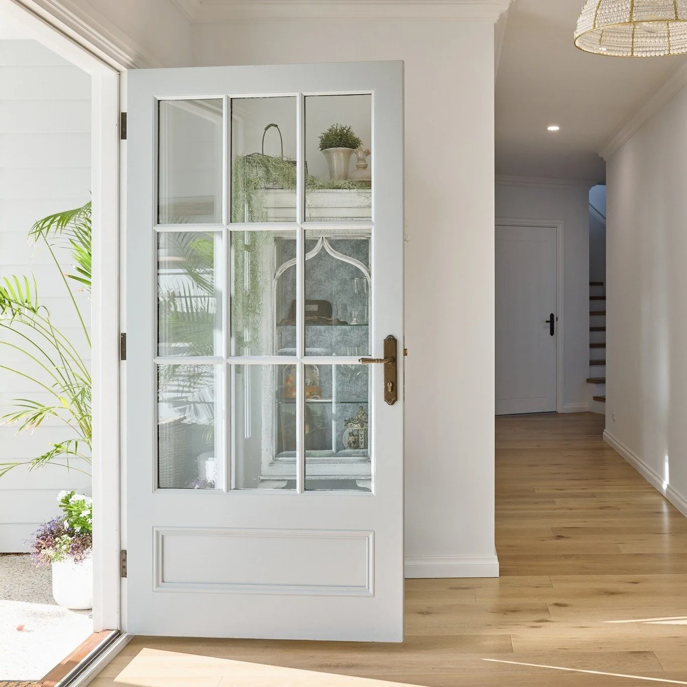 Thinking about building? We&rsquo;d love to hear about it. 

Get in touch today ✨

Burns Beach Project 2024

Door - @cedar_west 
&amp; built by us

#hamptonsrenovation #perthrenovation #coastalliving #housegoals #HomeInspo