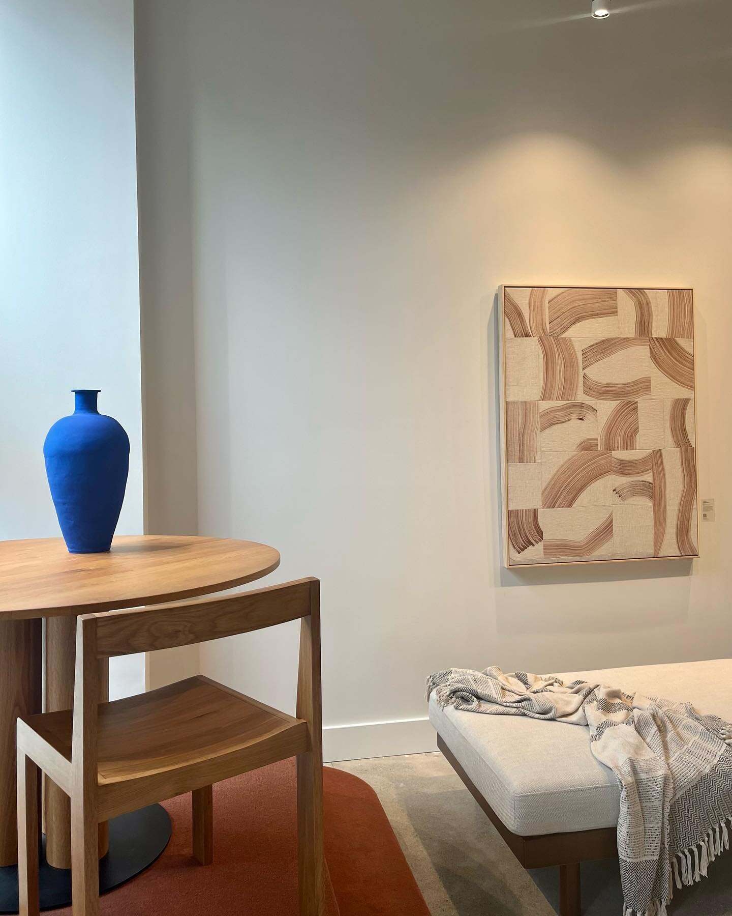Madawaska River Drive, linen series painting 36&rdquo;x48&rdquo; on view @sundaysfurniture along with stunning blue vases by @___solem 

The rust brown and Yves Klein blue of the pottery really sing IMHO.

#arttoronto #torontoartist #textileart #coll