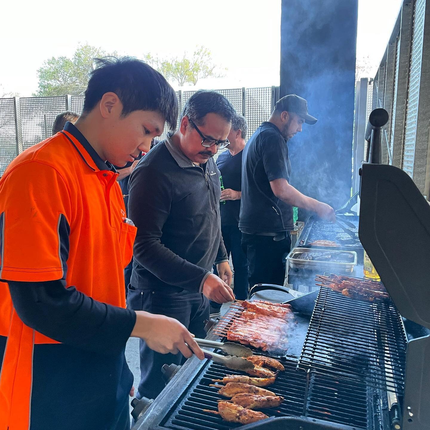 When our team aren&rsquo;t busy installing on site, they&rsquo;re busy at the factory; flipping burgers, sausages and kebabs! We love a staff BBQ here at @metalconceptsltd 

#staffbbq #teamwork #hardwork #worklife #bbq