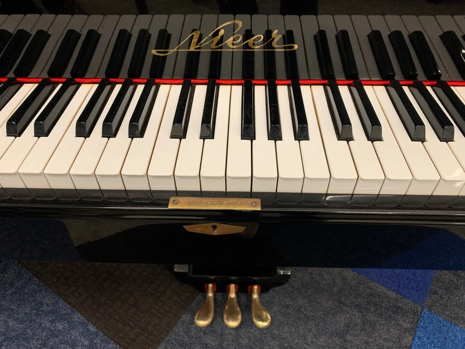 Nieer black gloss grand piano — Pianos Direct