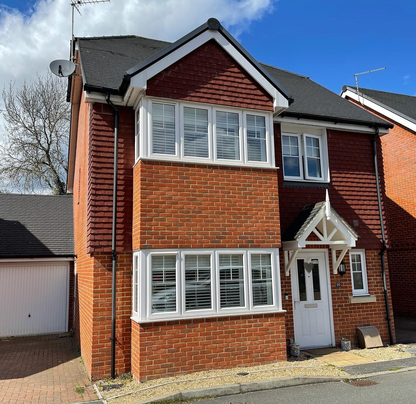 New instruction 🏡🥳

Walking distance to Farnham town centre, a three bedroom detached house built in 2014. Located to the south of Farnham in the desirable Wrecclesham. 

Beautifully finished throughout, spacious living accommodation with en-suite 