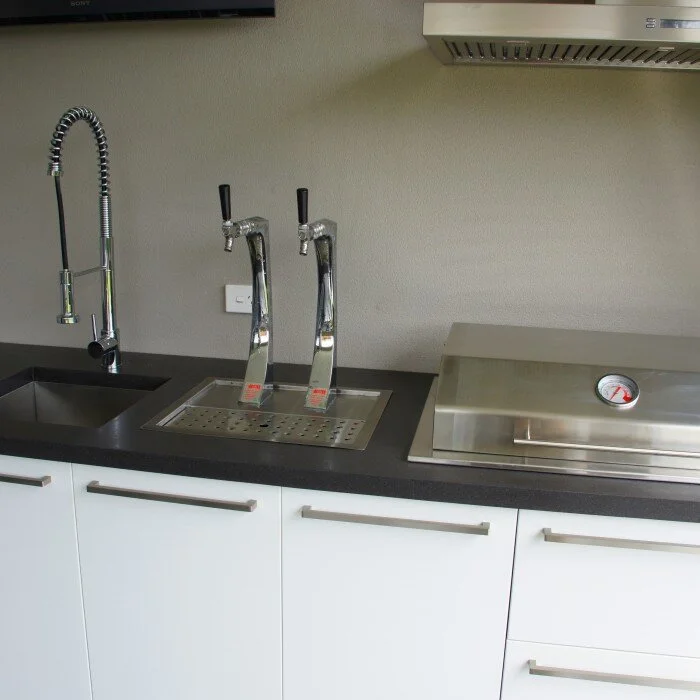 Outdoor-kitchen-with-beer-taps-700x700-2.jpg