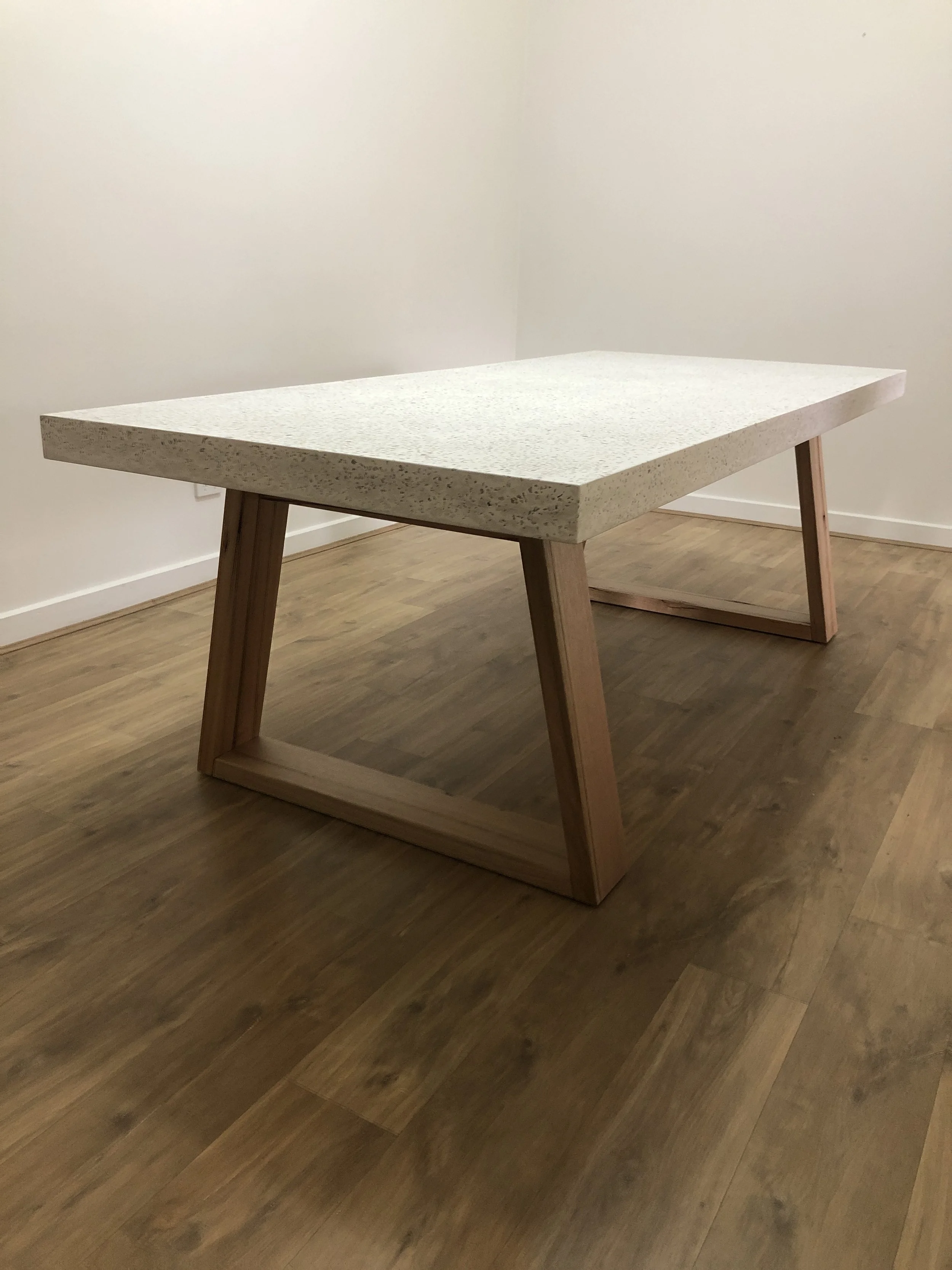 How to choose the ultimate table for your outdoor kitchen
