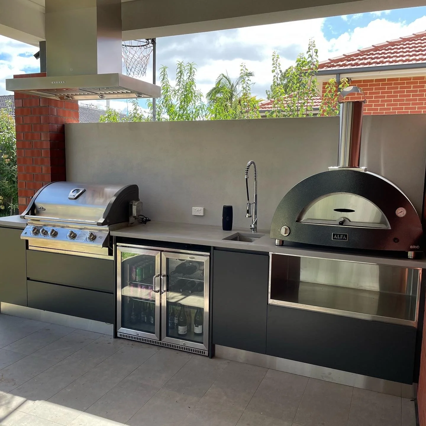 Flat-pack VS custom outdoor kitchen: Which should I choose?