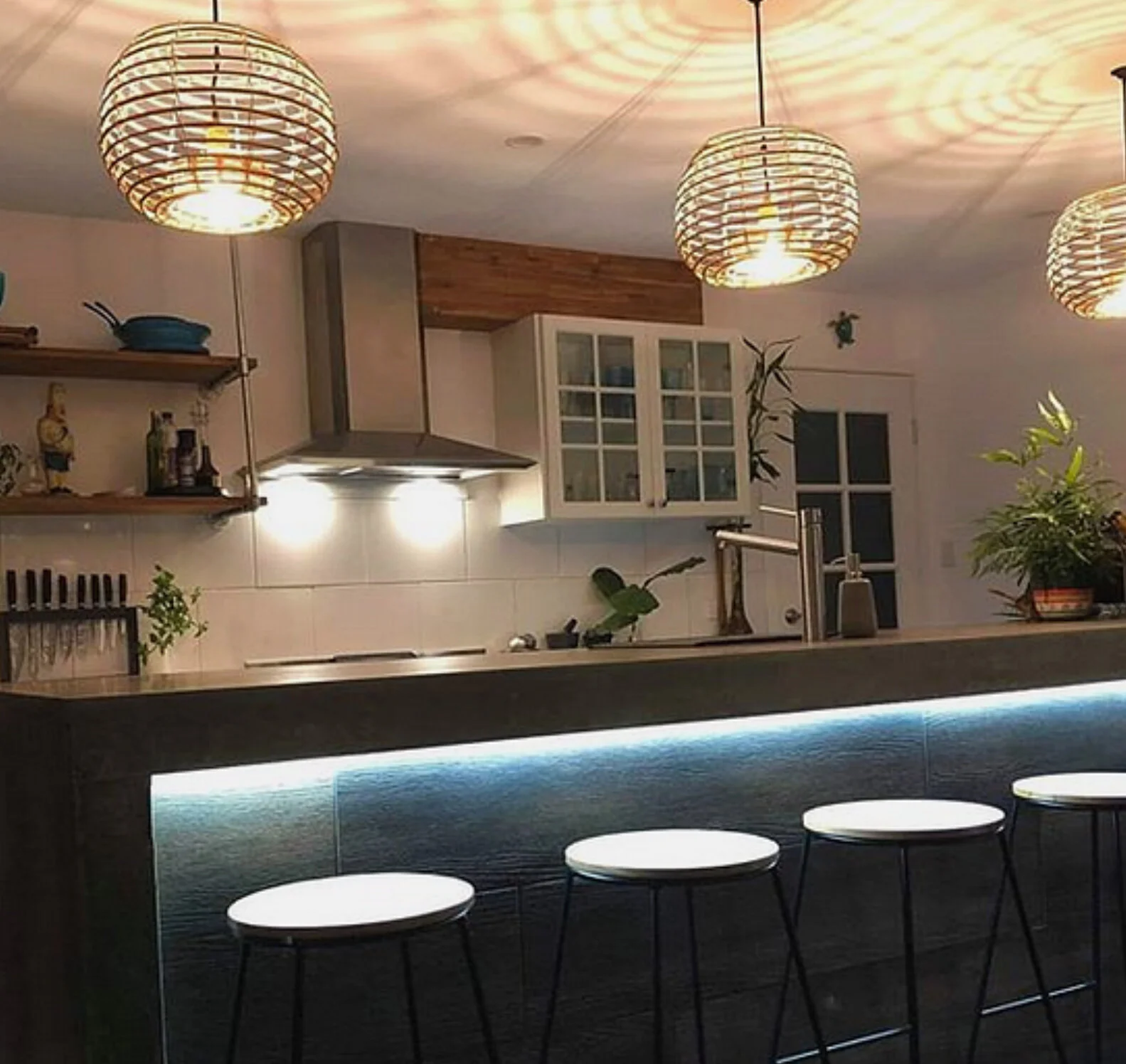 50 cm pendant lights in a kitchen installation.