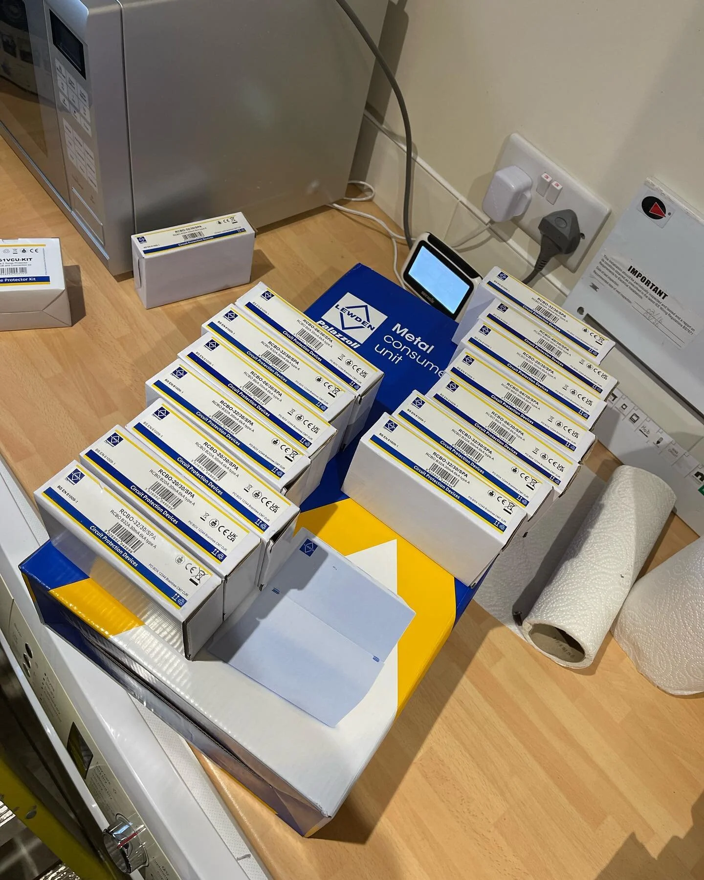 Let&rsquo;s go @lewdenpalazzoli board change today and some garden power with hot rob supply. Getting the customer ready for spring summer round the corner. #letsgetit #keepingourcustomershappy #swiftelectricians #electricalinstall #electricians #lew