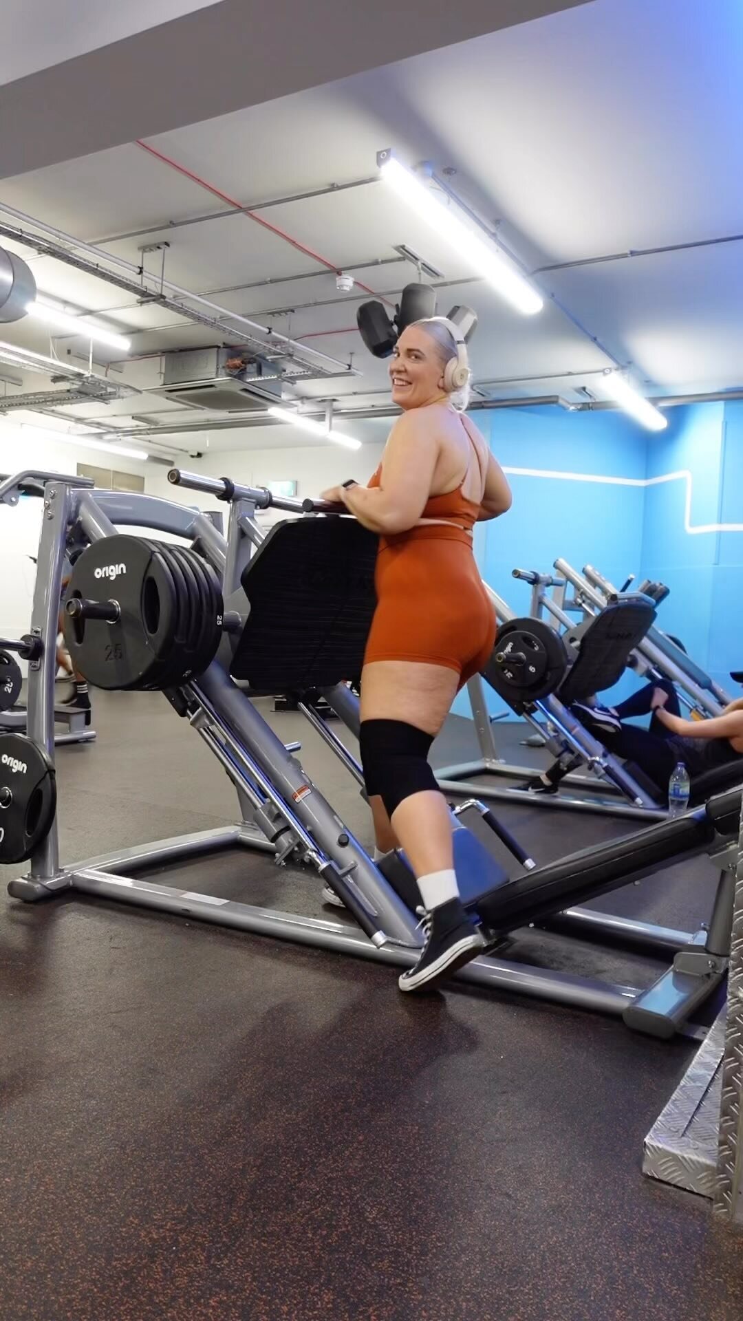 For those who took the poll… it was 10 reps you guys!!! 10!!🔥🥵 This was first time I got 10 reps with 5 plates. Next week 6 again😬
If you haven’t heard, this week @oneractive restocked the Effortless collection and there’s stil