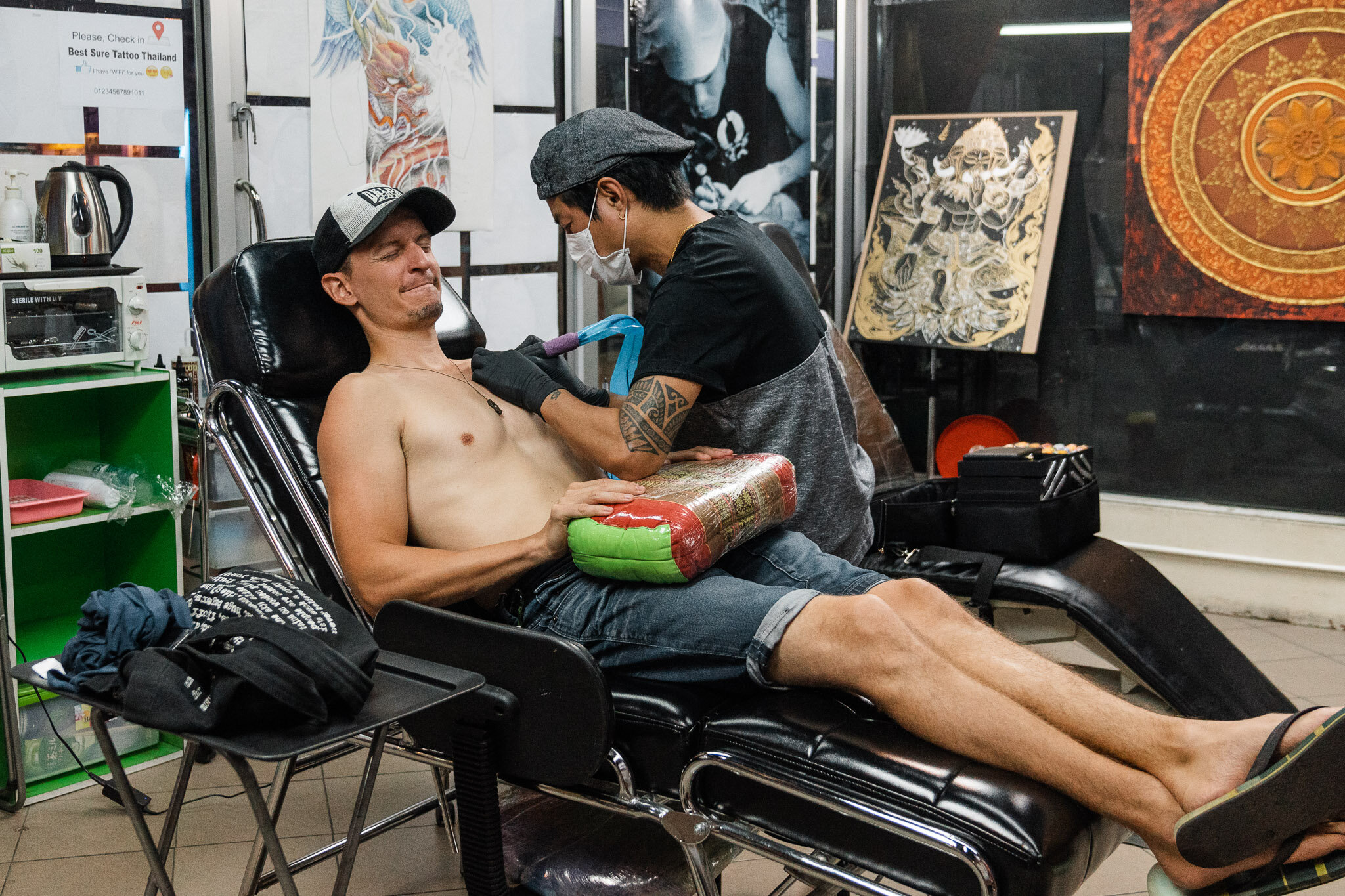 Alex-MJ-On-the-Go-tatouer-en-voyage-Tattoo-en-action-Best sure tattoo.jpg