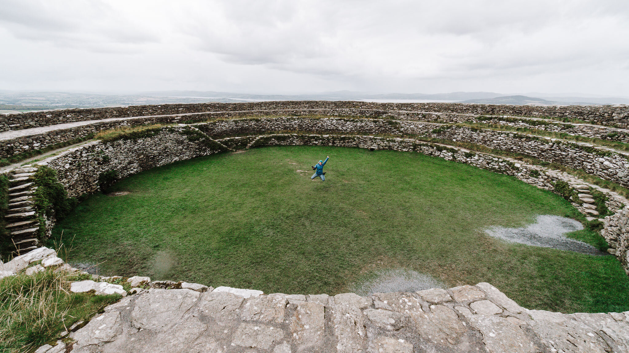 Alex-MJ-On-the-GO-Blogue_Grianan d’Aileach-intérieur-dark-hedges.jpg