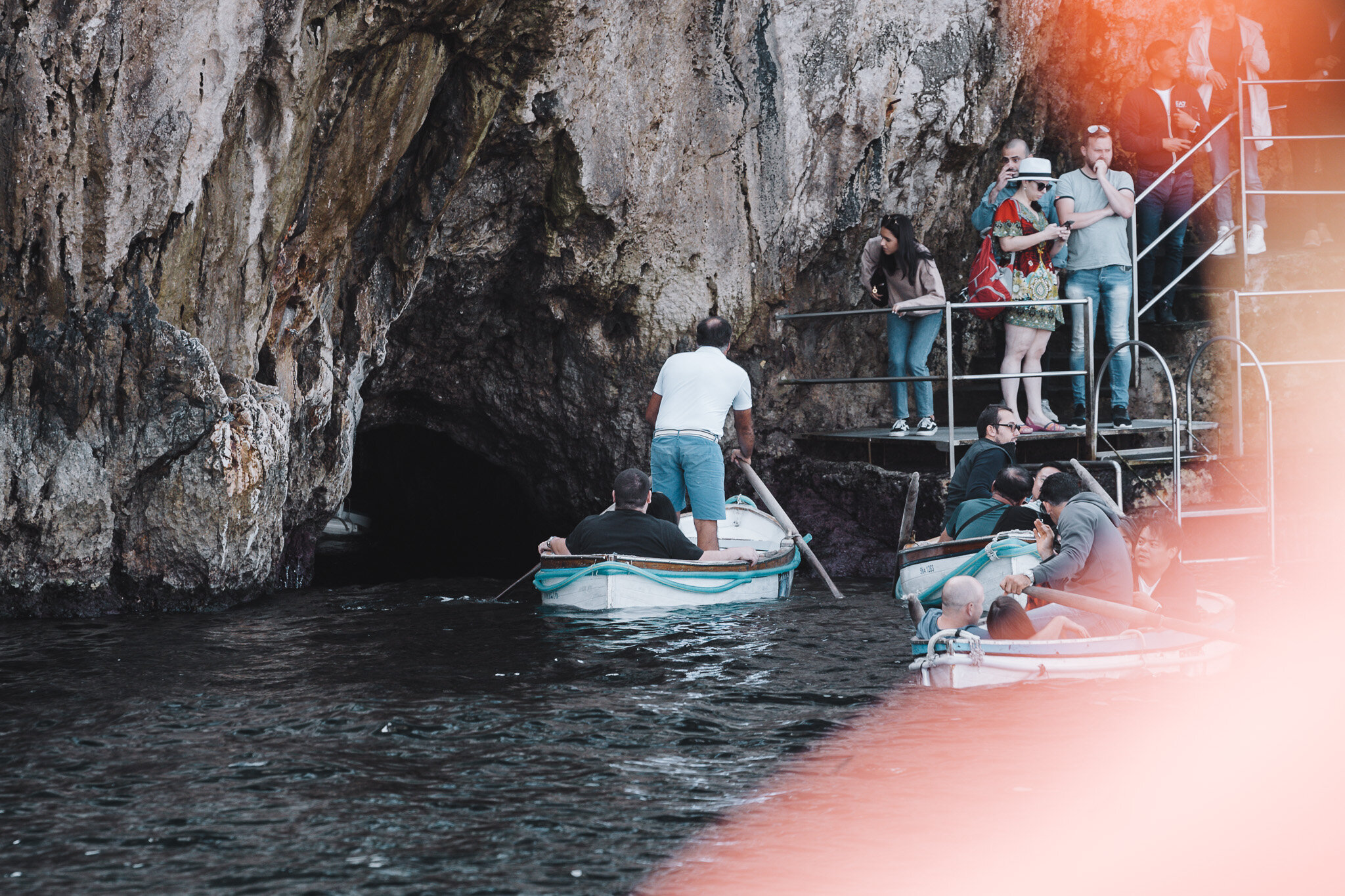 Alex-MJ-On-the-GO-4 semaines-italie-Blue-Grotto-Barque-entree-grotte.jpg