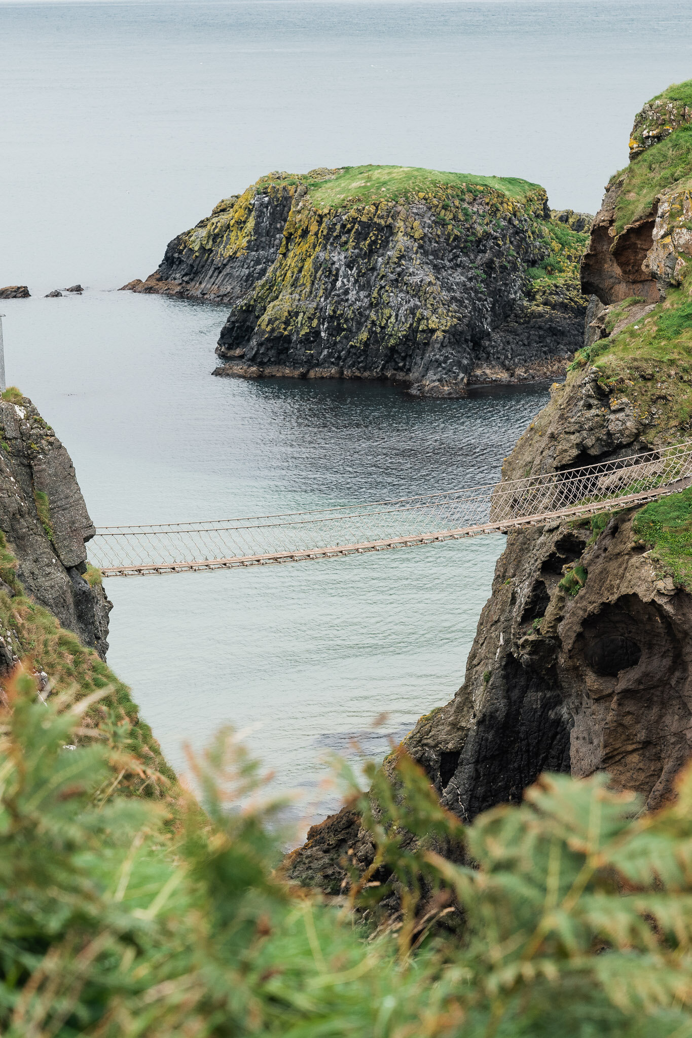 Alex-MJ-On-The-GO-Irlande-Carrick-a-rede-rope-bridge-pont-corde.jpg