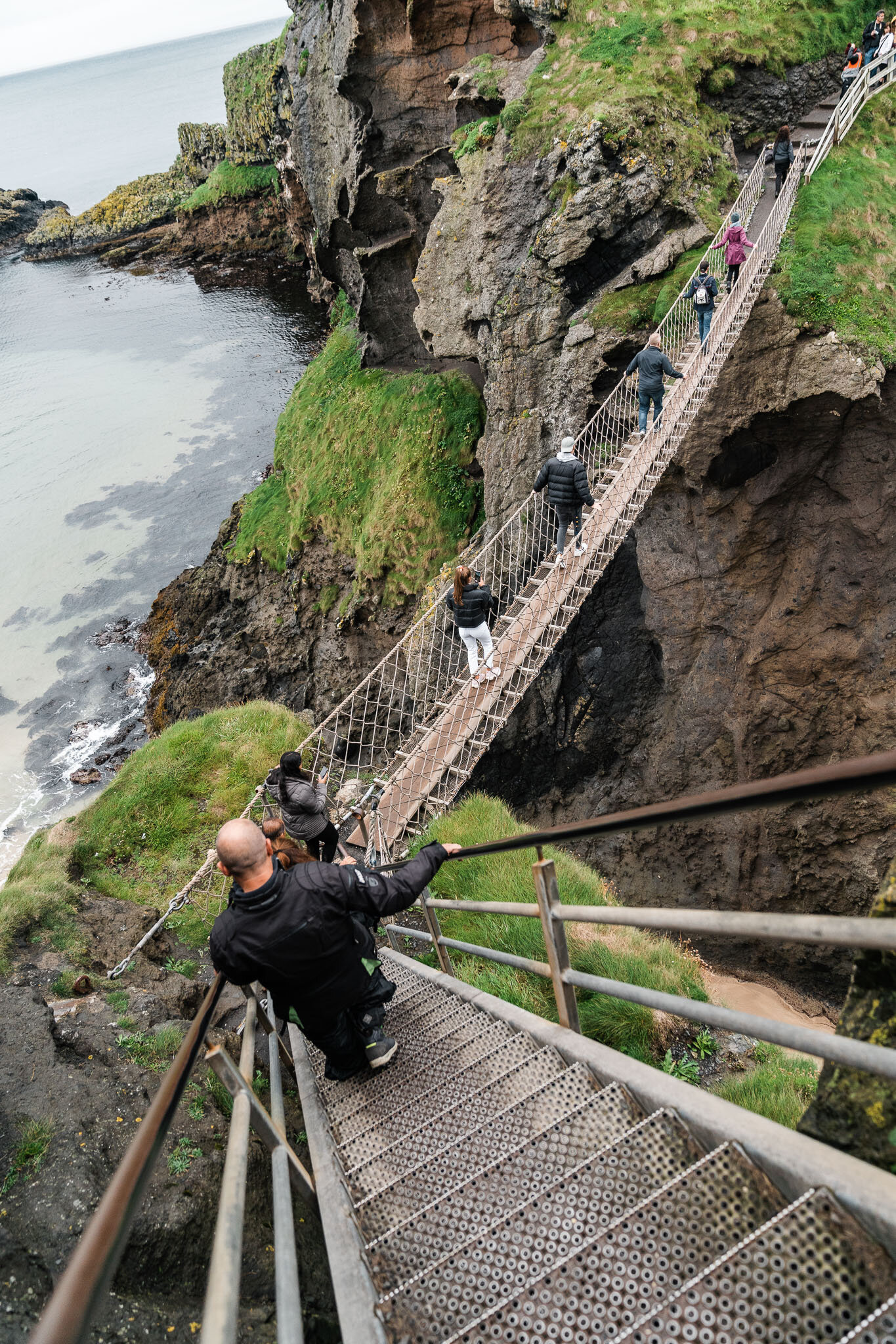 Alex-MJ-On-The-GO-Irlande-Carrick-a-rede-rope-bridge-en-ligne-pour-traverser.jpg
