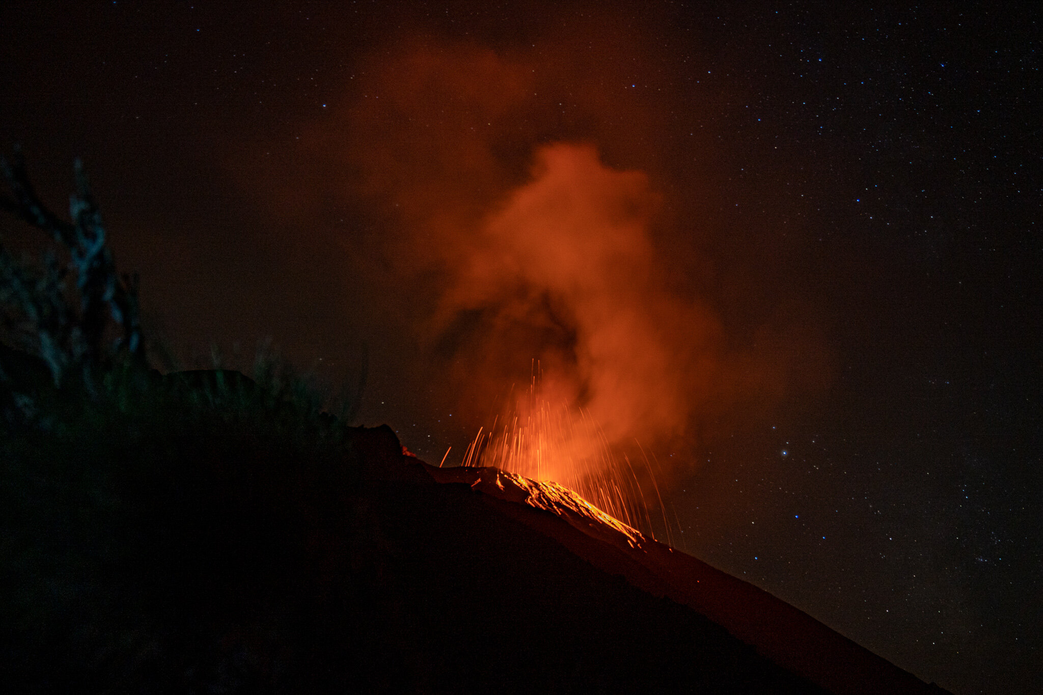 Alex-MJ-On-the-GO-volcan-Stromboli-éruption-etoile-explosions.jpg