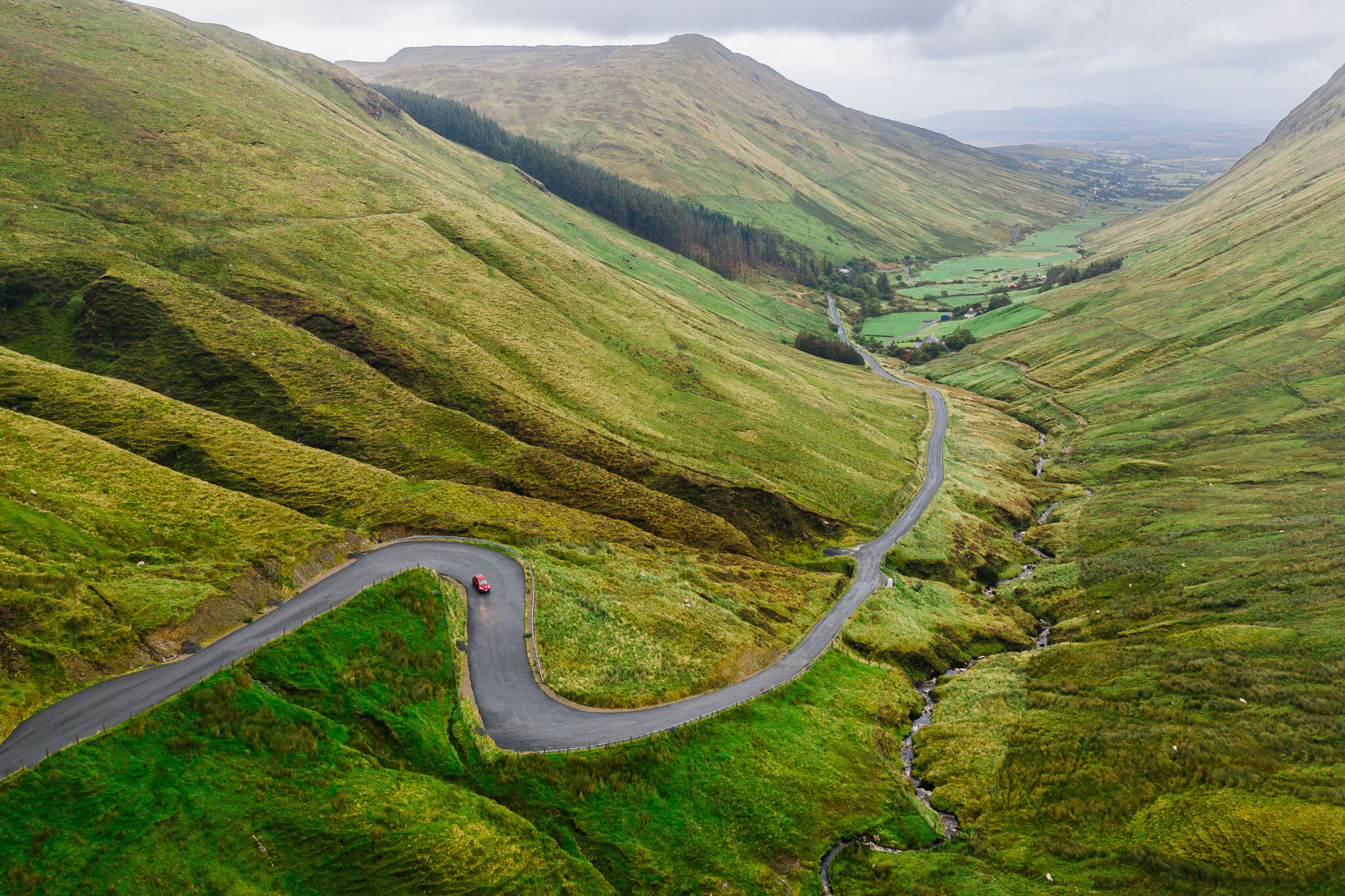 AlexMJ-OntheGO-louer-voiture-pas-cher-Irlande-route.jpg