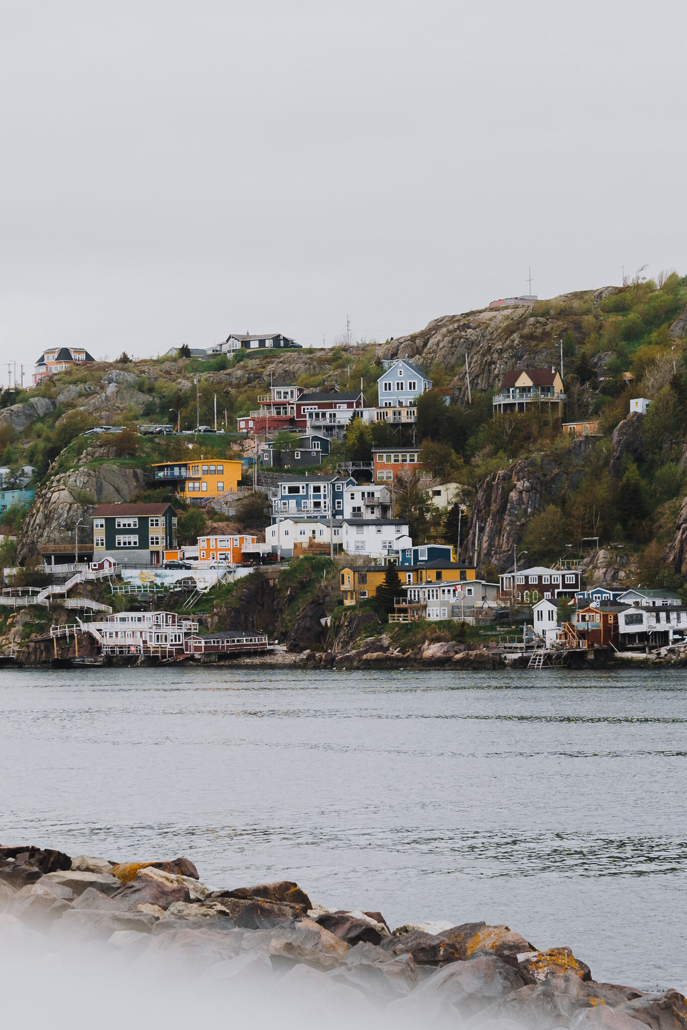 AlexMJ-OntheGO-Saint-Jean-de-Terre-Neuve-Fort-Amherst-maisons-flanc-de-falaise.jpg