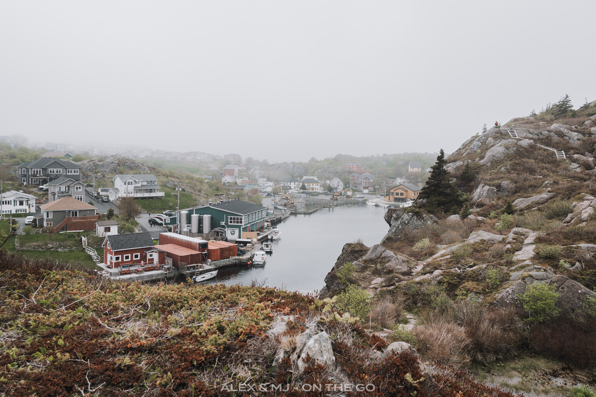 Alex-MJ-On-the-GO-Quidi-Vidi-Brewery-Terre-Neuve-vue-village.jpg