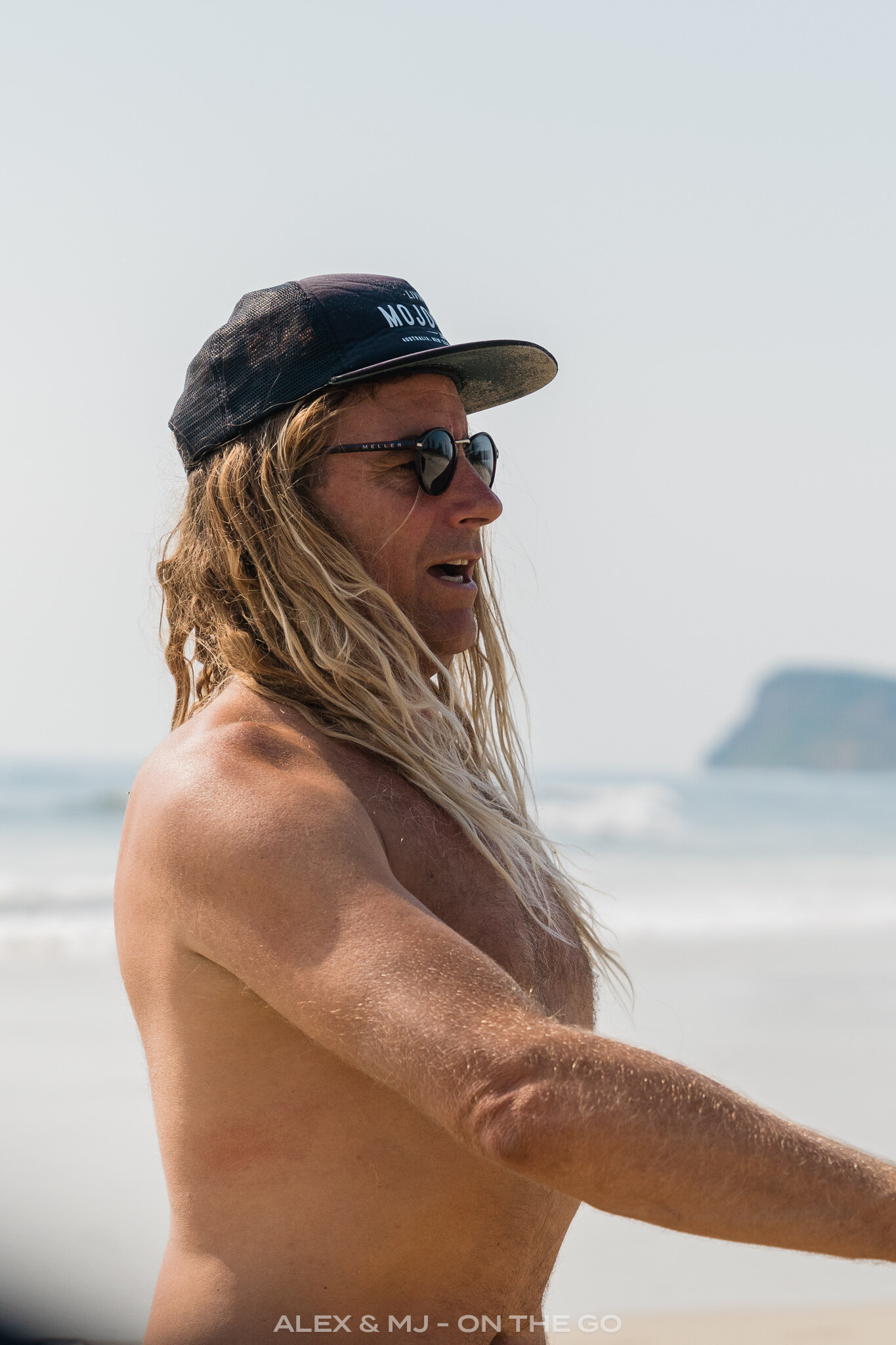 Alex-MJ-On-the-GO-byron-bay-4-activites-surf-instructeur-cheveux-blonds.jpg