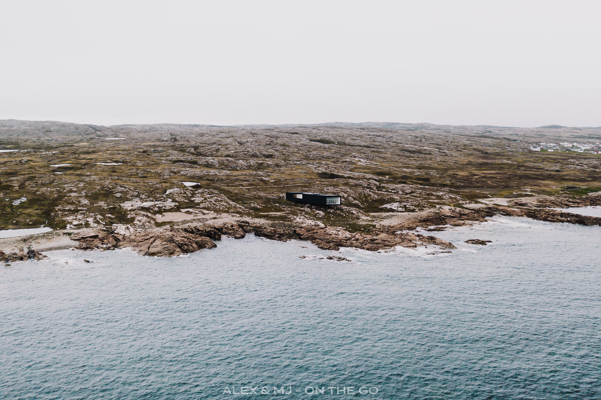 Alex-MJ-On-the-GO-Terre-Neuve-Fogo-Island-mini-maisons-long-studio-drone.jpg