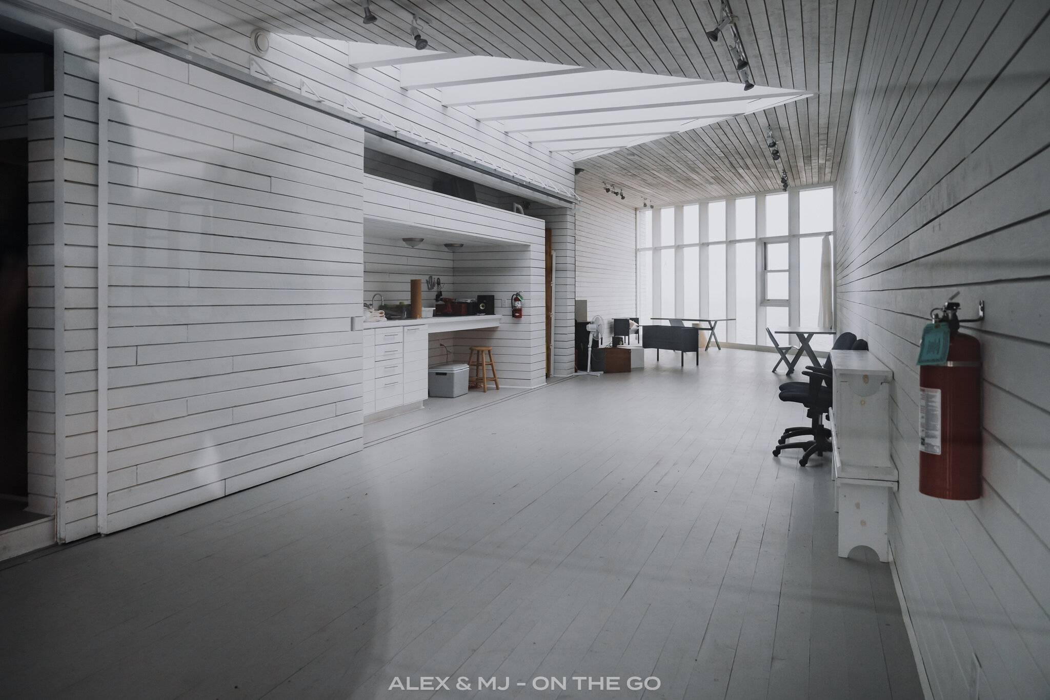 Alex-MJ-On-the-GO-Terre-Neuve-Fogo-Island-mini-maisons-long-studio-interieur.jpg