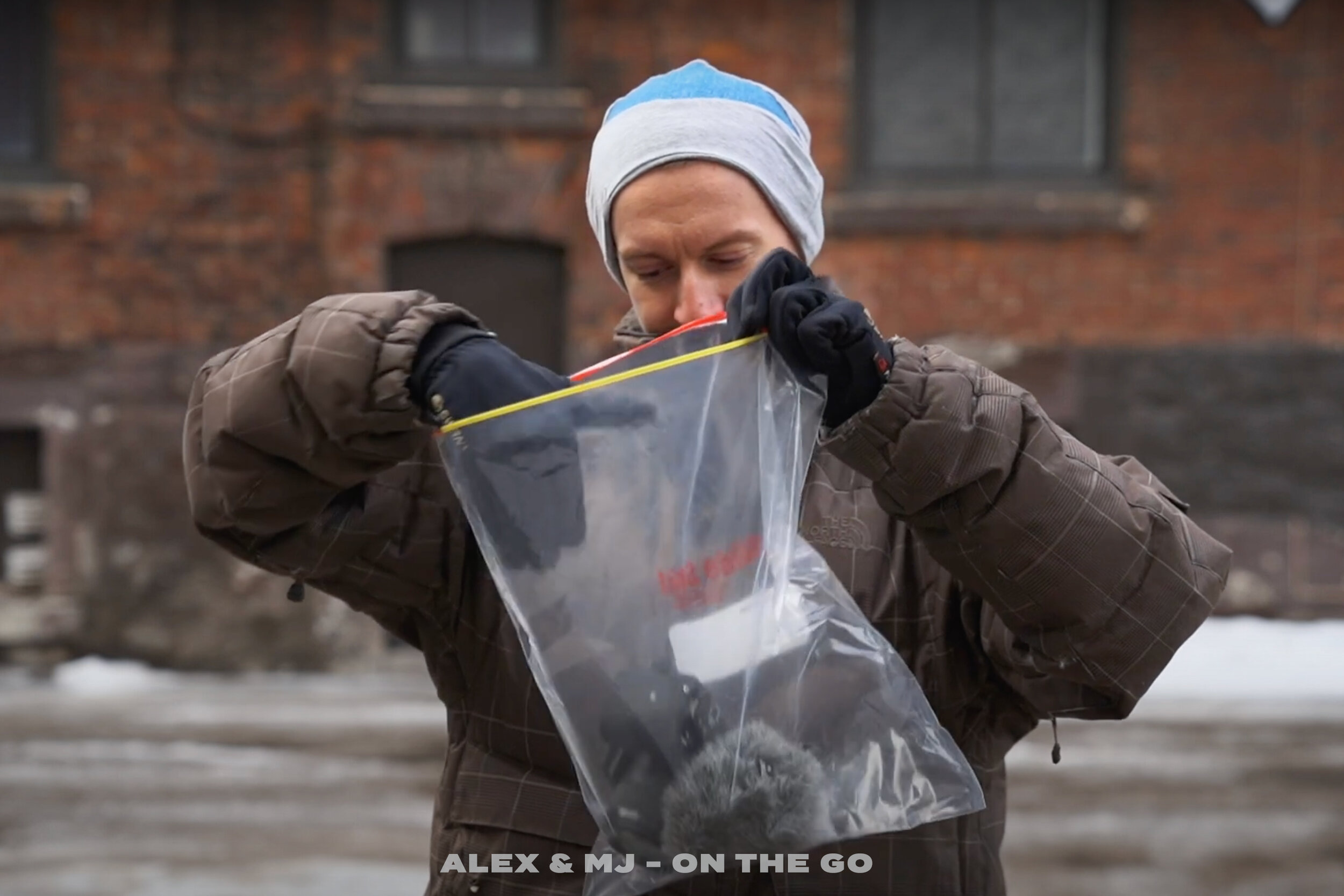 Alex-MJ-On-the-GO-Conseils-filmer-temps-froid-sac-de-congelation-deposer-camera.jpg