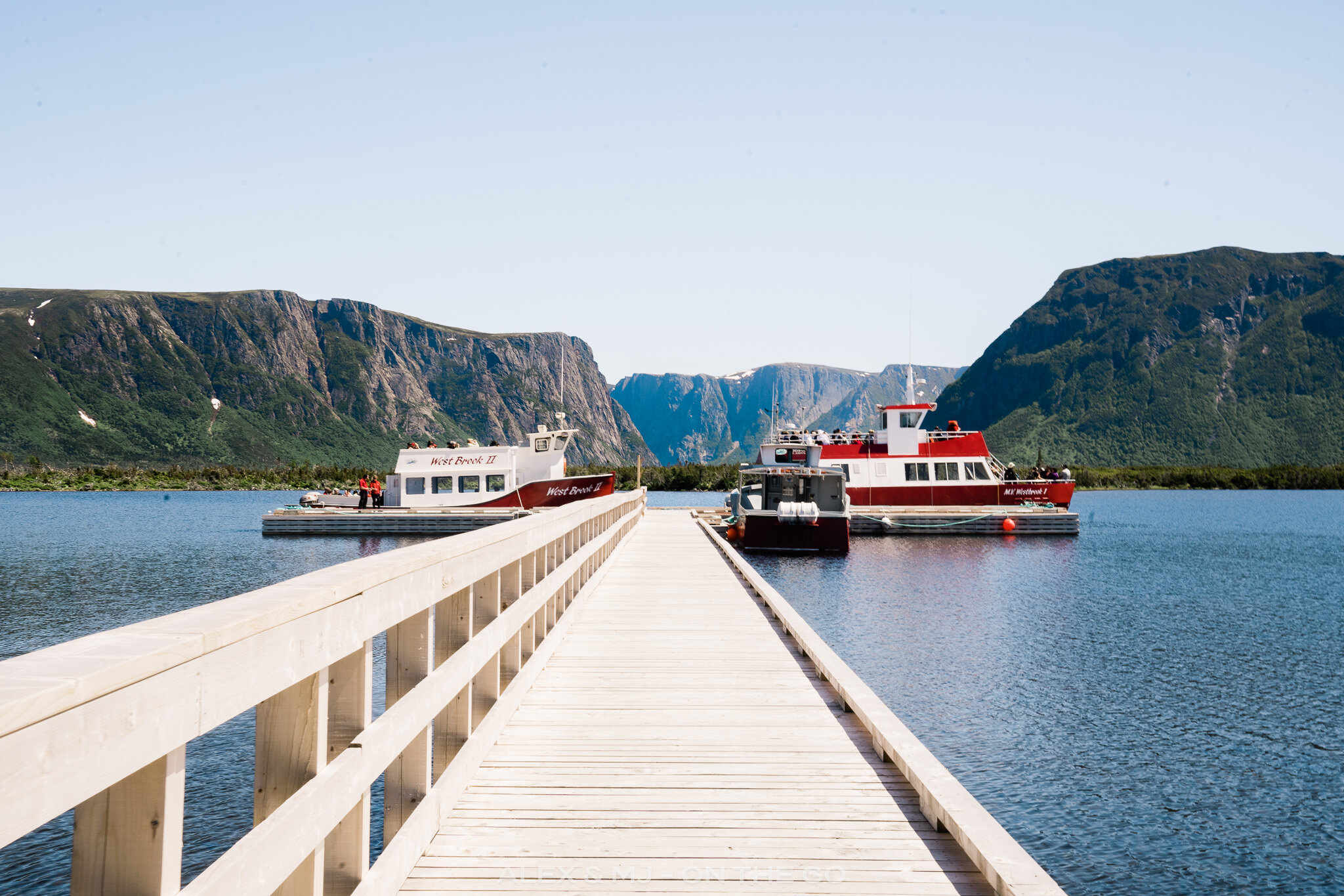 Alex-MJ-On-the-GO-fjords-Gros-Morne-quai-bateau-départ.jpg