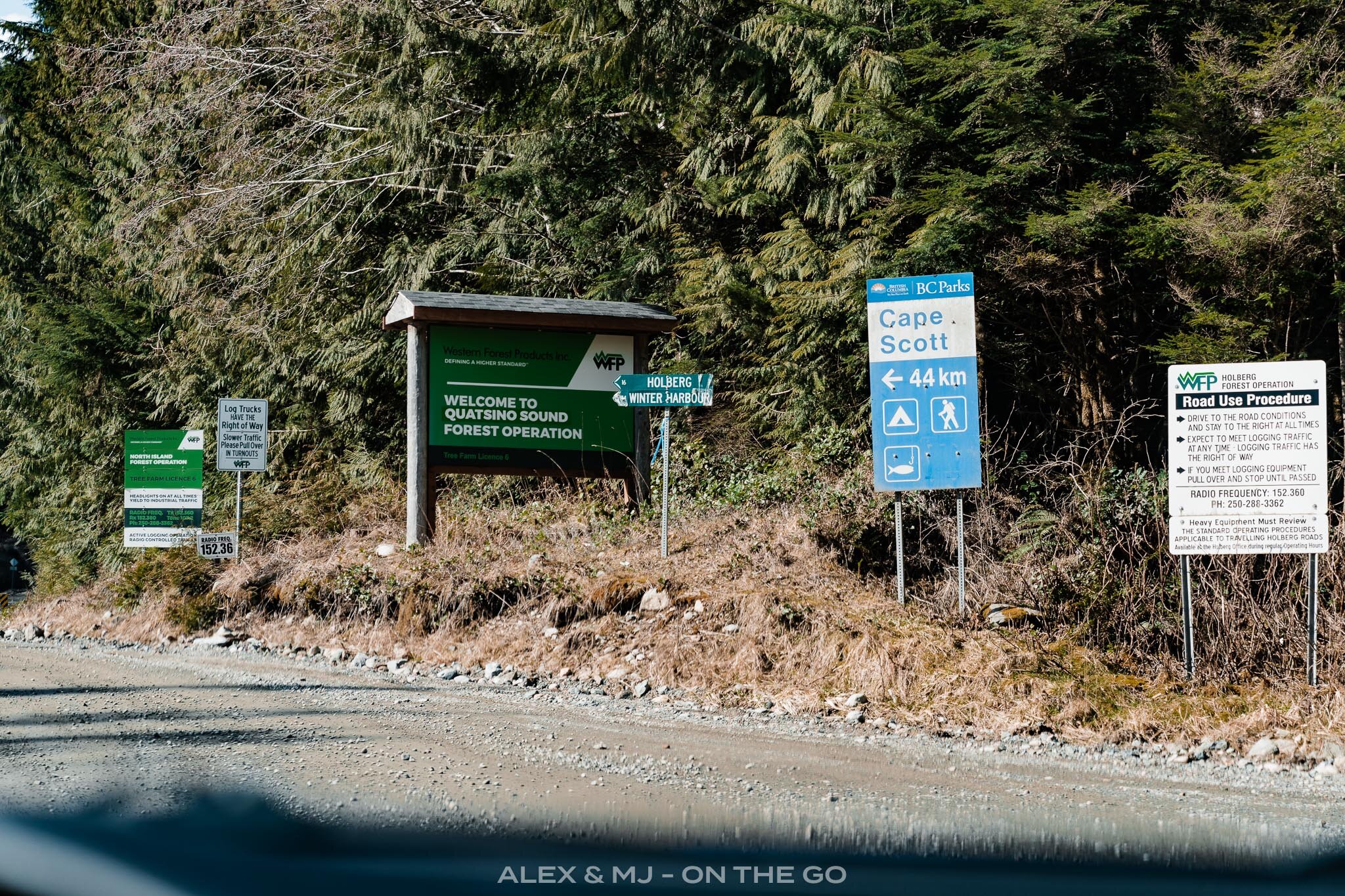 Alex-MJ-On-the-GO-San-Josef-Bay-route-pancartes.jpg