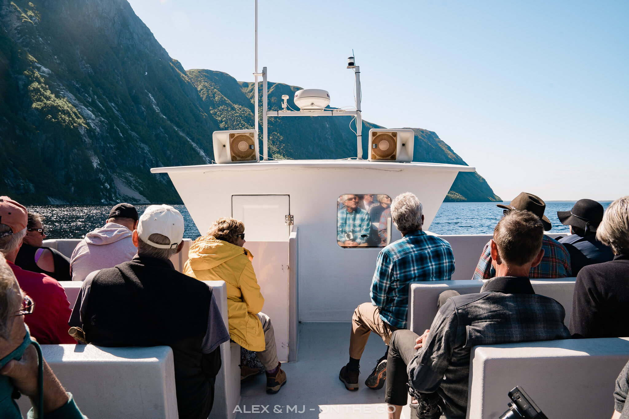 Alex-MJ-On-the-GO-fjords-Gros-Morne-toit-bateau.jpg